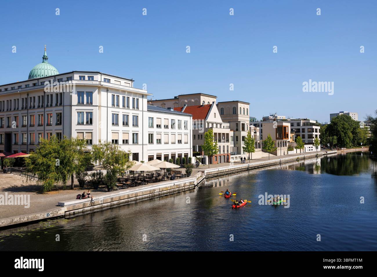 Adolf-Miethe-Ufer an der Havel mit dem Barberini-Museum, Potsdam, Brandenburg, Deutschland. Adolf-Miethe-Ufer an der Havel mit dem Museum Barberini, Töpfe Stockfoto