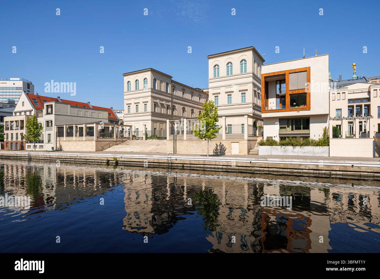 Adolf-Miethe-Ufer an der Havel mit dem Barberini-Museum, Potsdam, Brandenburg, Deutschland. Adolf-Miethe-Ufer an der Havel mit dem Museum Barberini, Töpfe Stockfoto