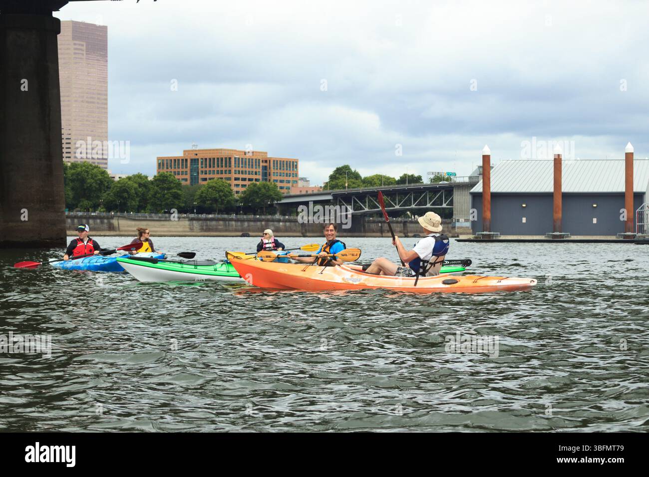 The Big Float, Portland, Oregon – 10. Juli 2016: Kajakfahren auf dem Willamette River während des jährlichen Big Float Events. Stockfoto