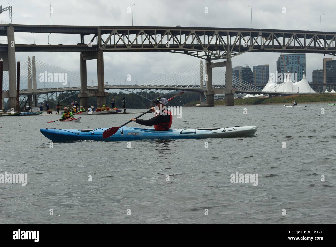 The Big Float, Portland, Oregon – 10. Juli 2016: Ein Kajakfahrer paddelt auf dem Willamette River während des jährlichen Big Float Events. Stockfoto
