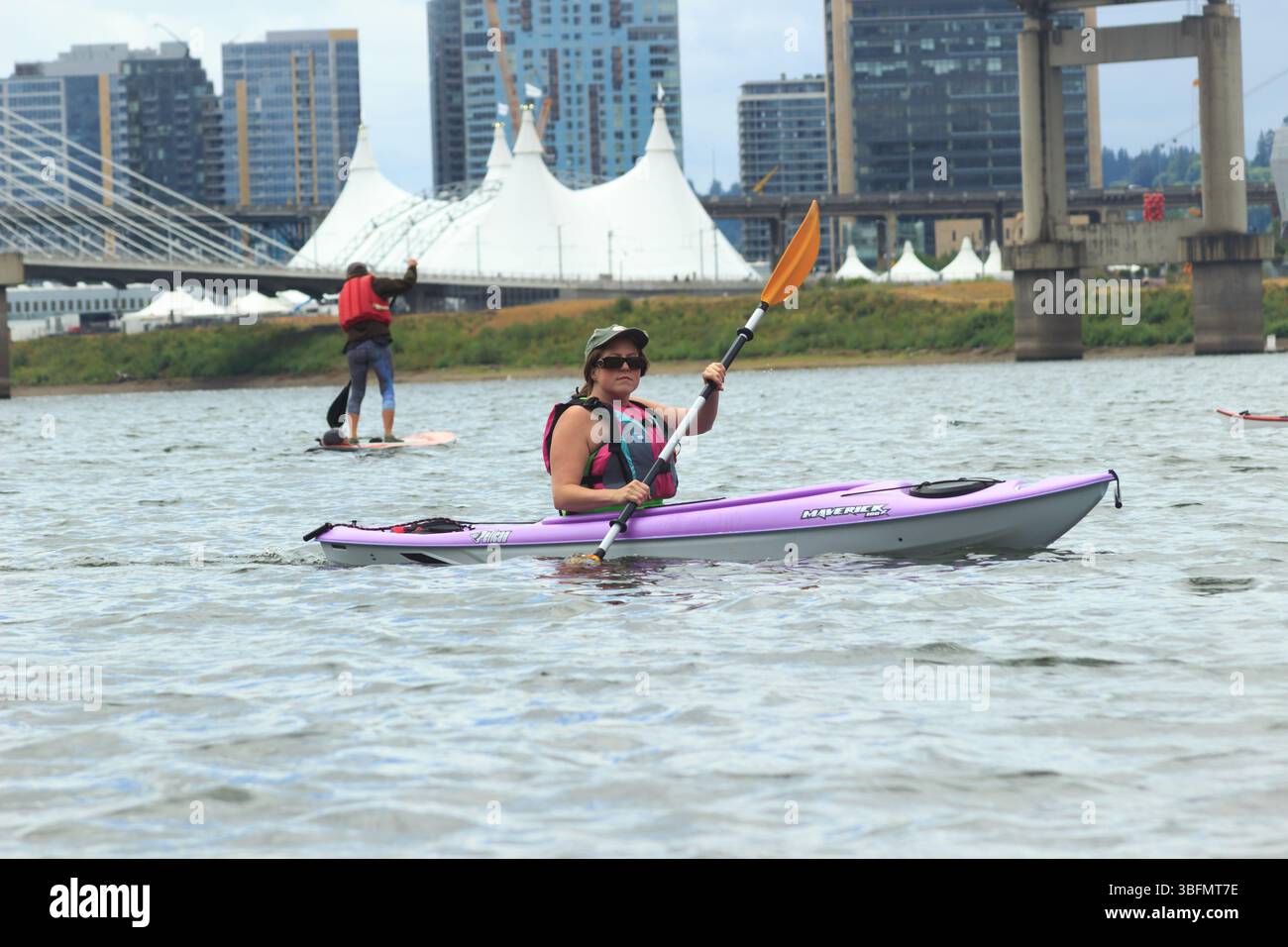 The Big Float, Portland, Oregon – 10. Juli 2016: Eine Frau fährt auf dem Willamette River während des jährlichen Big Float Events. Stockfoto