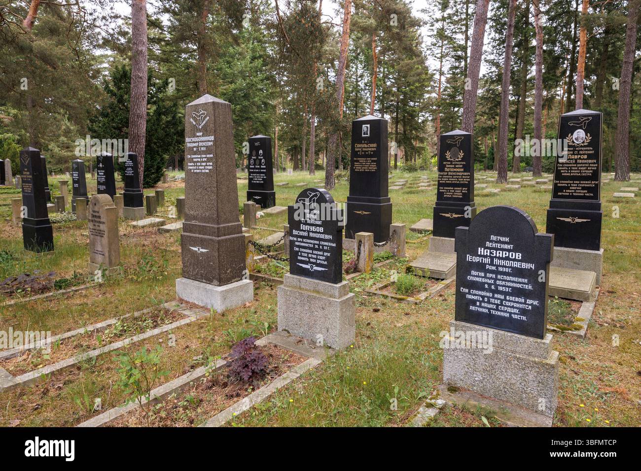 Sowjetischer Kriegs- und Garnisonsfriedhof auf Michendorfer Chaussee, Potsdam, Brandenburg. 5000 bis 6000 Kriegstote und Nachkriegstote. Die großen Stockfoto