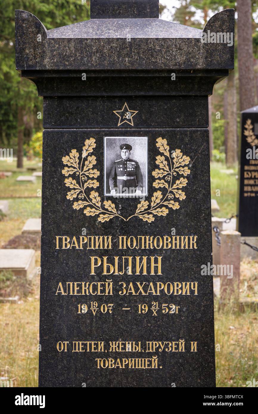 Sowjetischer Kriegs- und Garnisonsfriedhof auf Michendorfer Chaussee, Potsdam, Brandenburg. 5000 bis 6000 Kriegstote und Nachkriegstote. Die großen Stockfoto