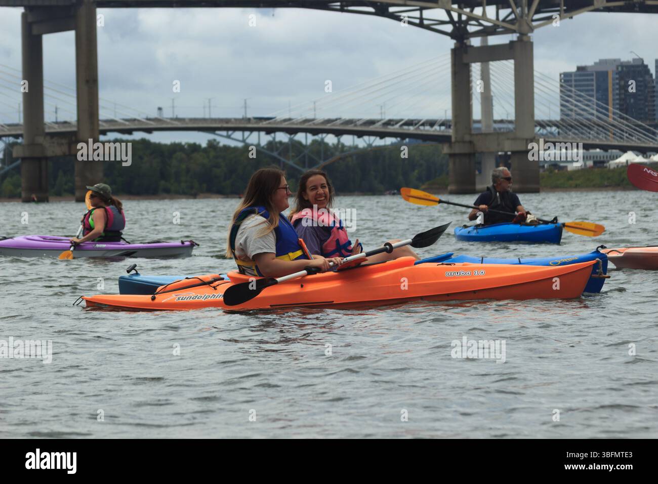 The Big Float, Portland, Oregon - 10. Juli 2016: Die Menschen fahren mit dem Kajak den Fluss hinunter und genießen die jährliche Veranstaltung. Stockfoto
