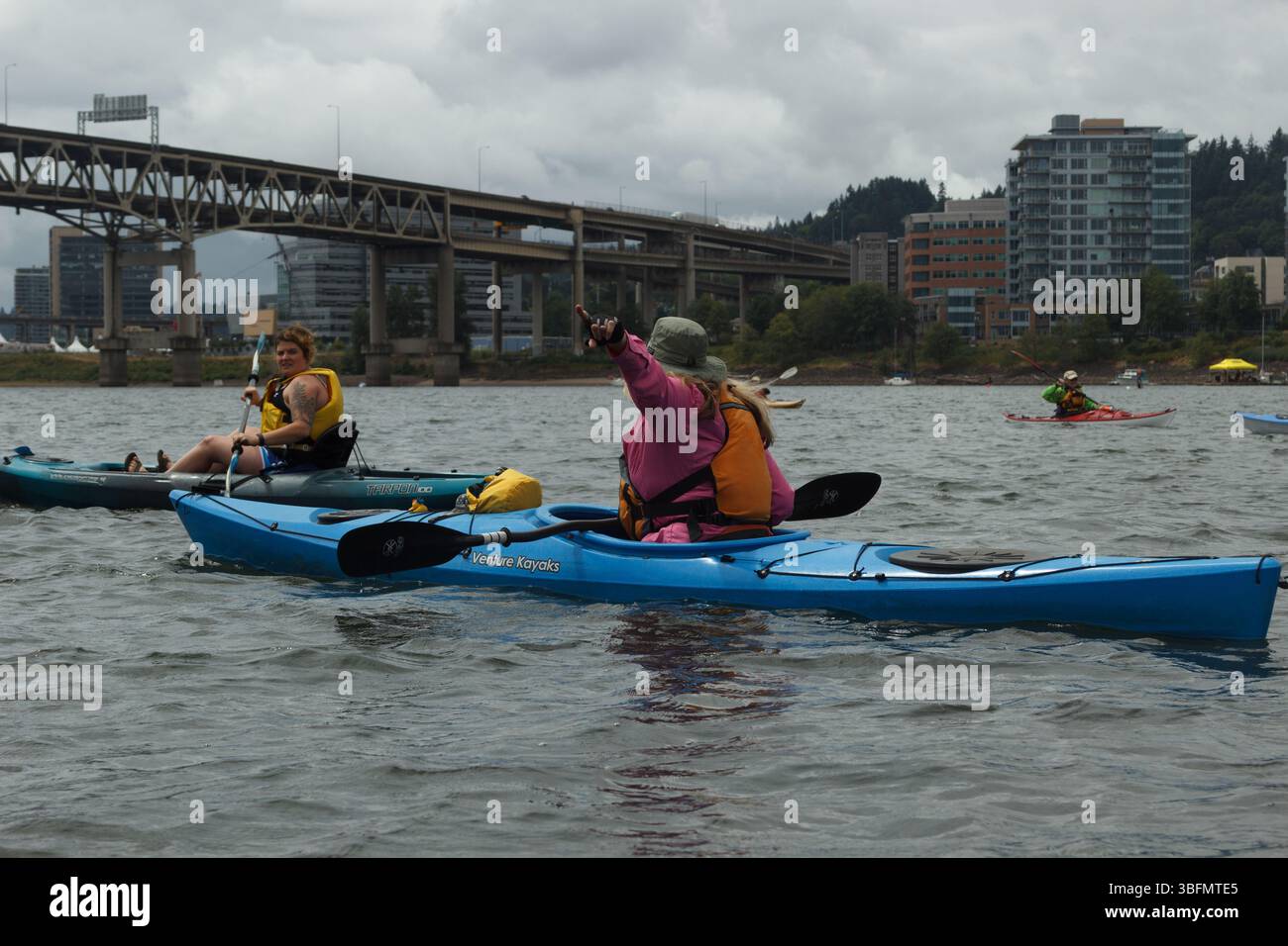 The Big Float, Portland, Oregon – 10. Juli 2016: Kajakfahrer paddeln während des jährlichen Big Float Events auf dem Willamette River. Stockfoto