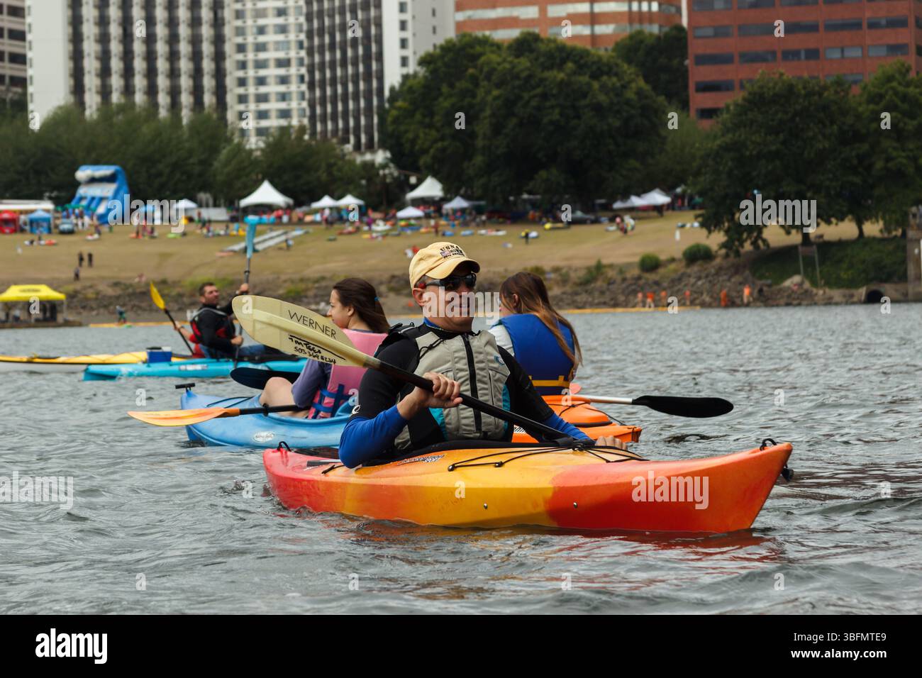 The Big Float, Portland, Oregon – 10. Juli 2016: Kajakfahren auf dem Willamette River während des jährlichen Big Float Events. Stockfoto