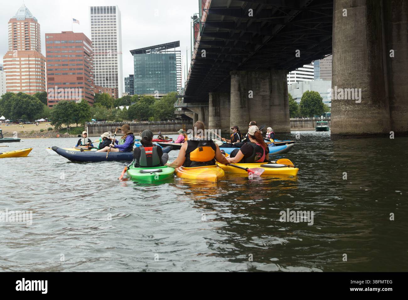 The Big Float, Portland, Oregon – 10. Juli 2016: Kajak auf dem Willamette River während des jährlichen Big Float Events. Stockfoto