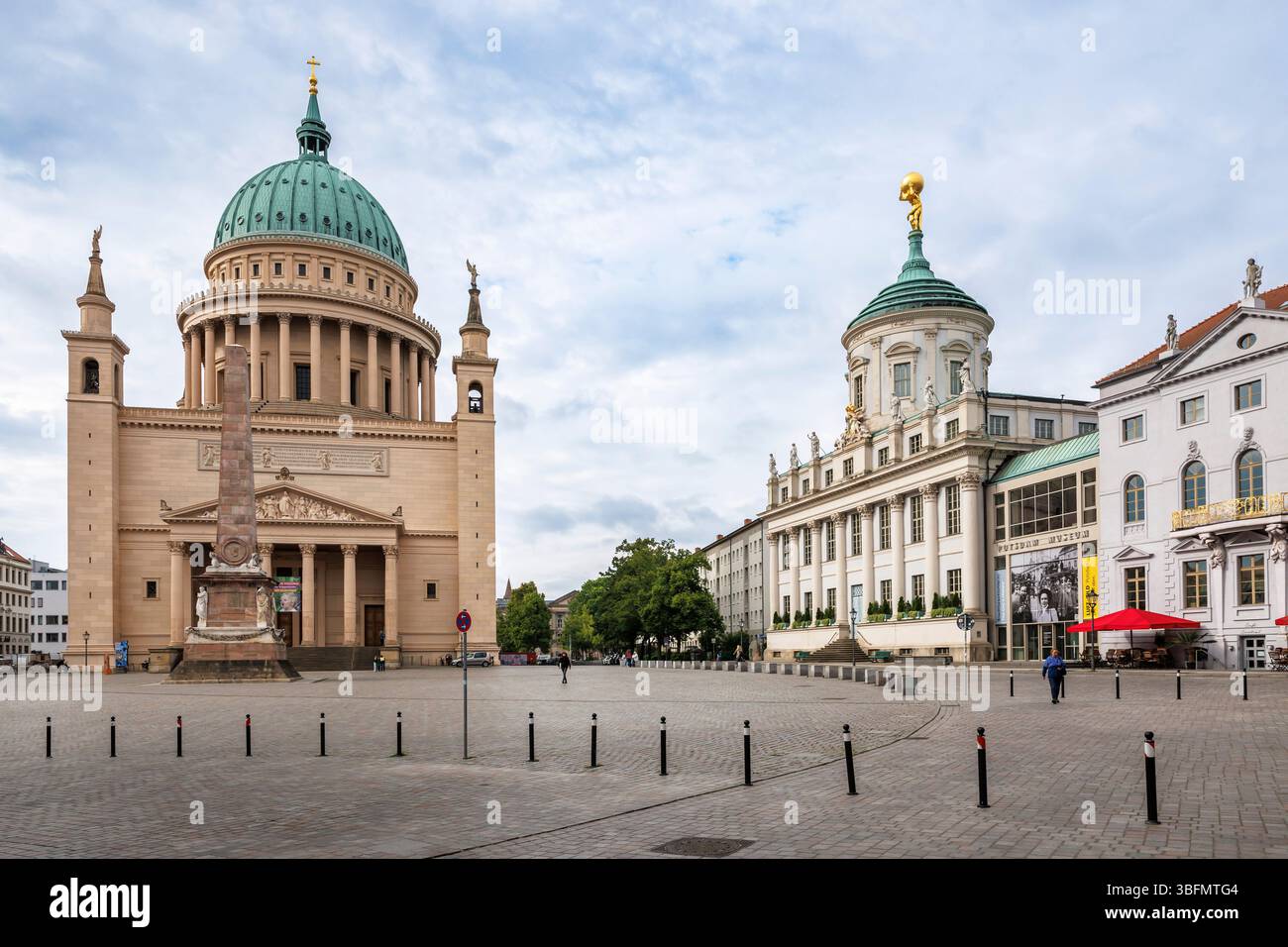 Nikolaikirche am Alten Markt, davor der Obelisk, rechts das Alte Rathaus, das heute das Potsdamer Museum, Potsdam, Brande beherbergt Stockfoto