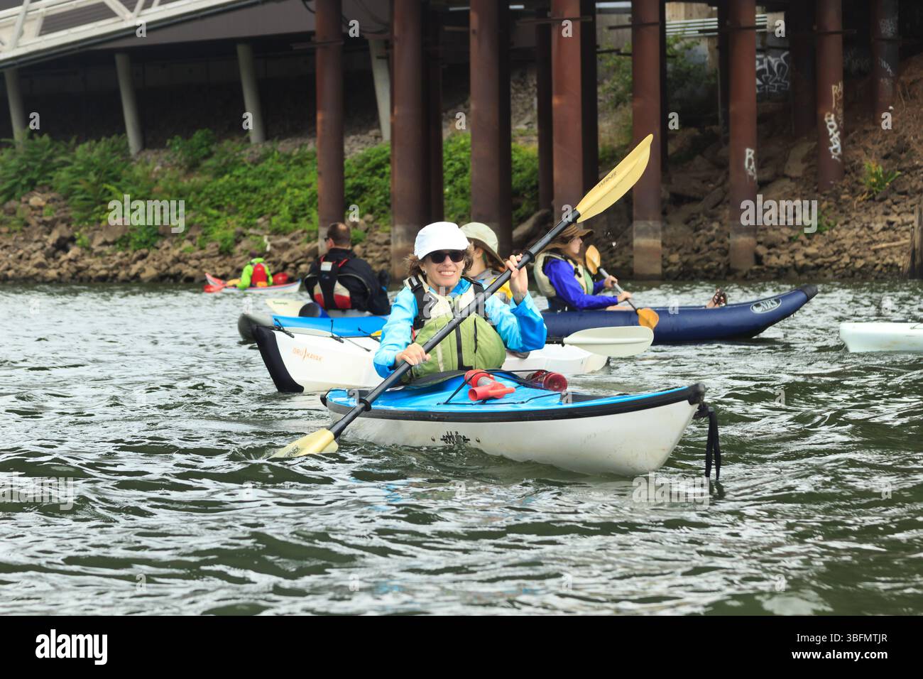 The Big Float, Portland, Oregon – 10. Juli 2016: Menschen fahren während des Big Float Events mit dem Kajak den Fluss hinunter. Stockfoto
