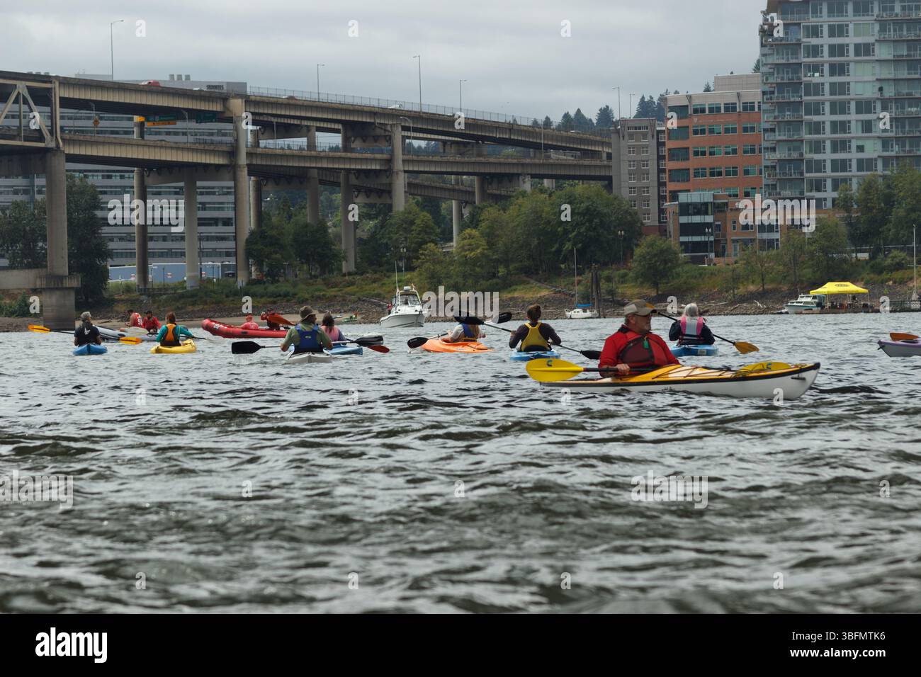 The Big Float, Portland, Oregon – 10. Juli 2016: Kajakfahren auf dem Willamette River während des jährlichen Big Float Events. Stockfoto