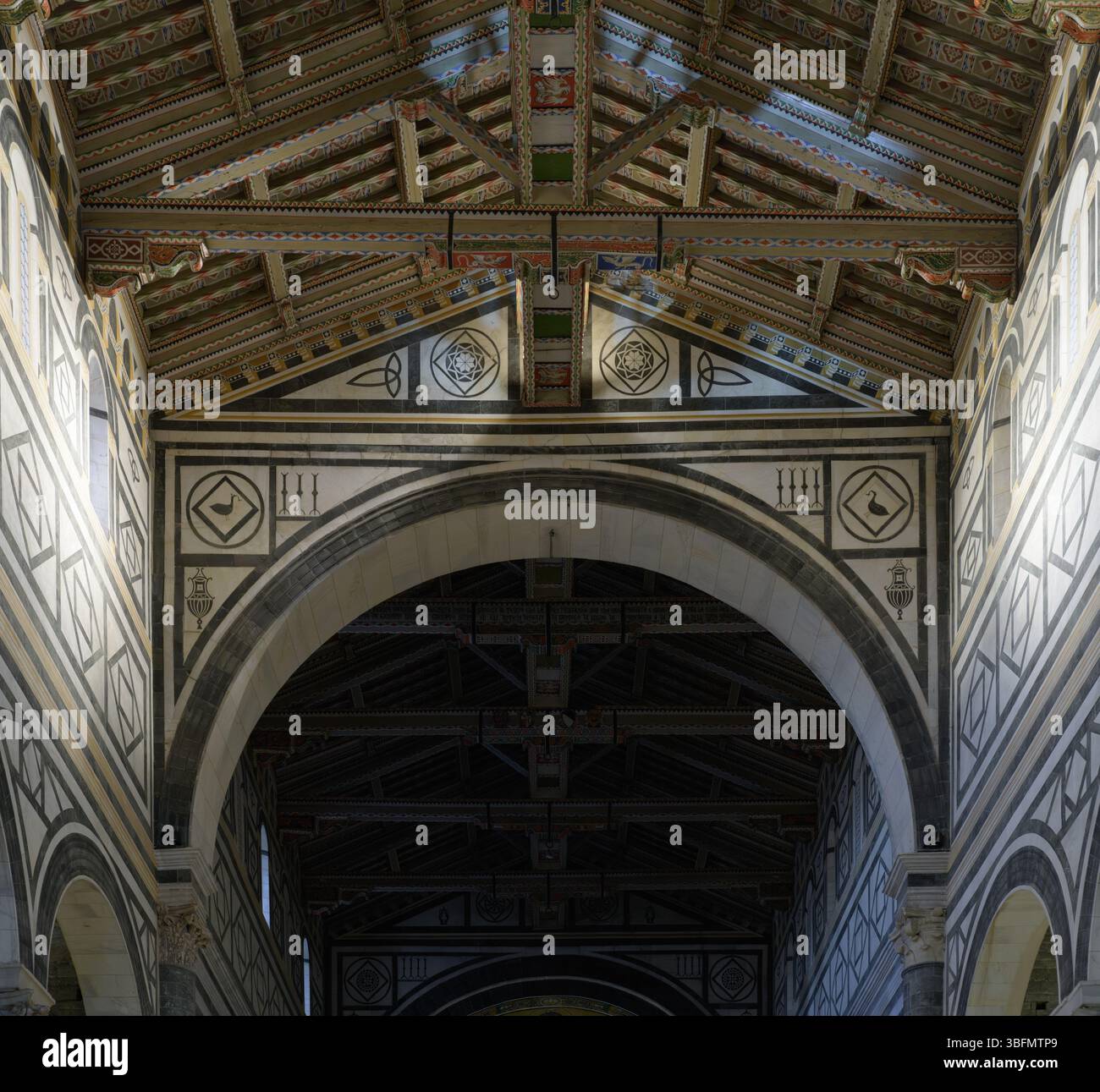 Innenansicht von San Miniato al Monte, Florenz, Italien, mit gemalter Fachwerkdecke und geometrischer Marmordekoration. Stockfoto