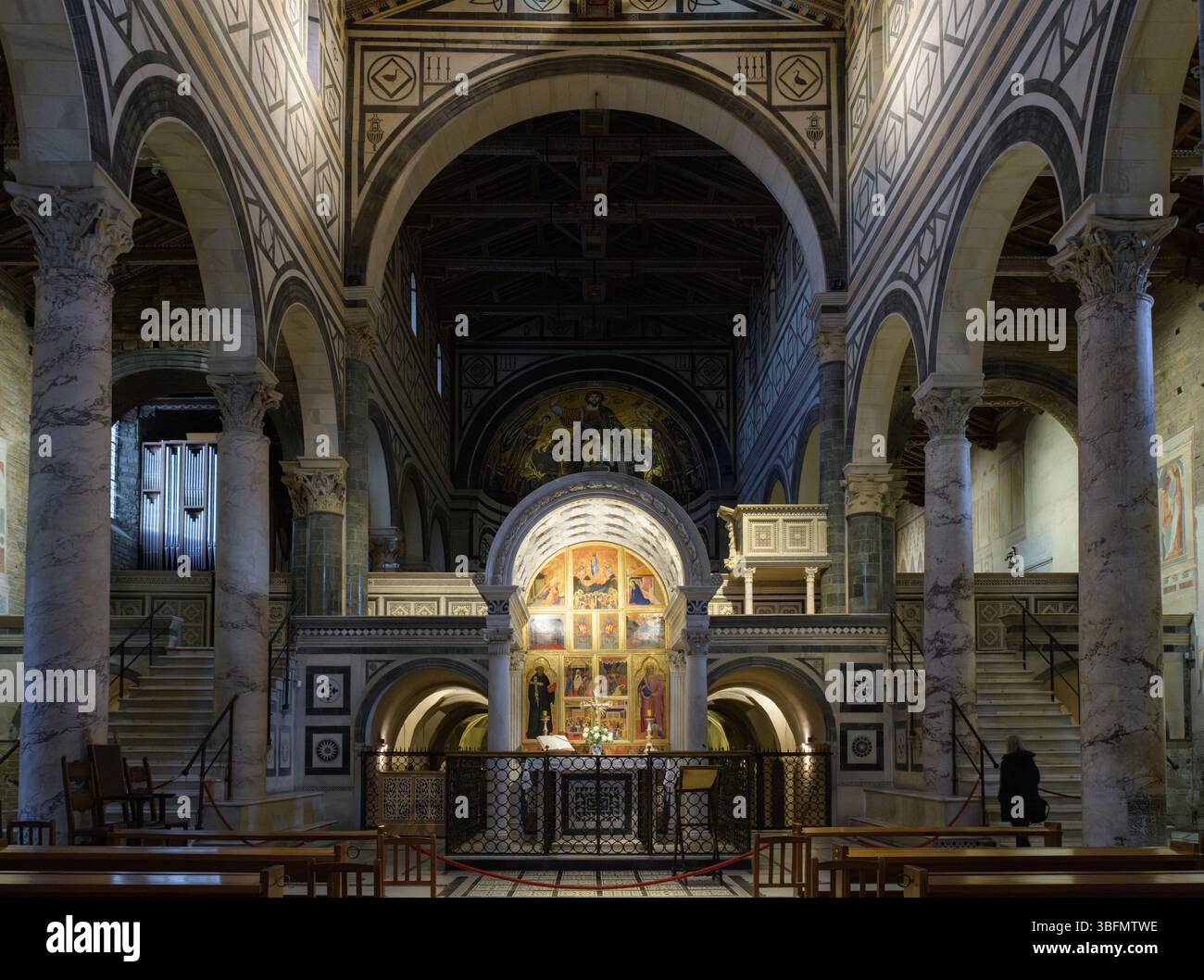 Das Innere von San Miniato al Monte, Florenz, Italien, mit Hochaltar, Marmorsäulen, Apsienmosaik und romanischer Architektur. Stockfoto
