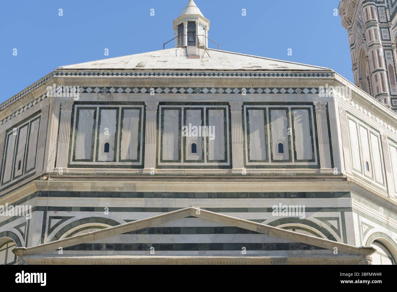 Außendetail des Baptisteriums von Florenz mit geometrischer Dekoration aus weißem und grünem Marmor, romanische Architektur, Florenz, Italien. Stockfoto