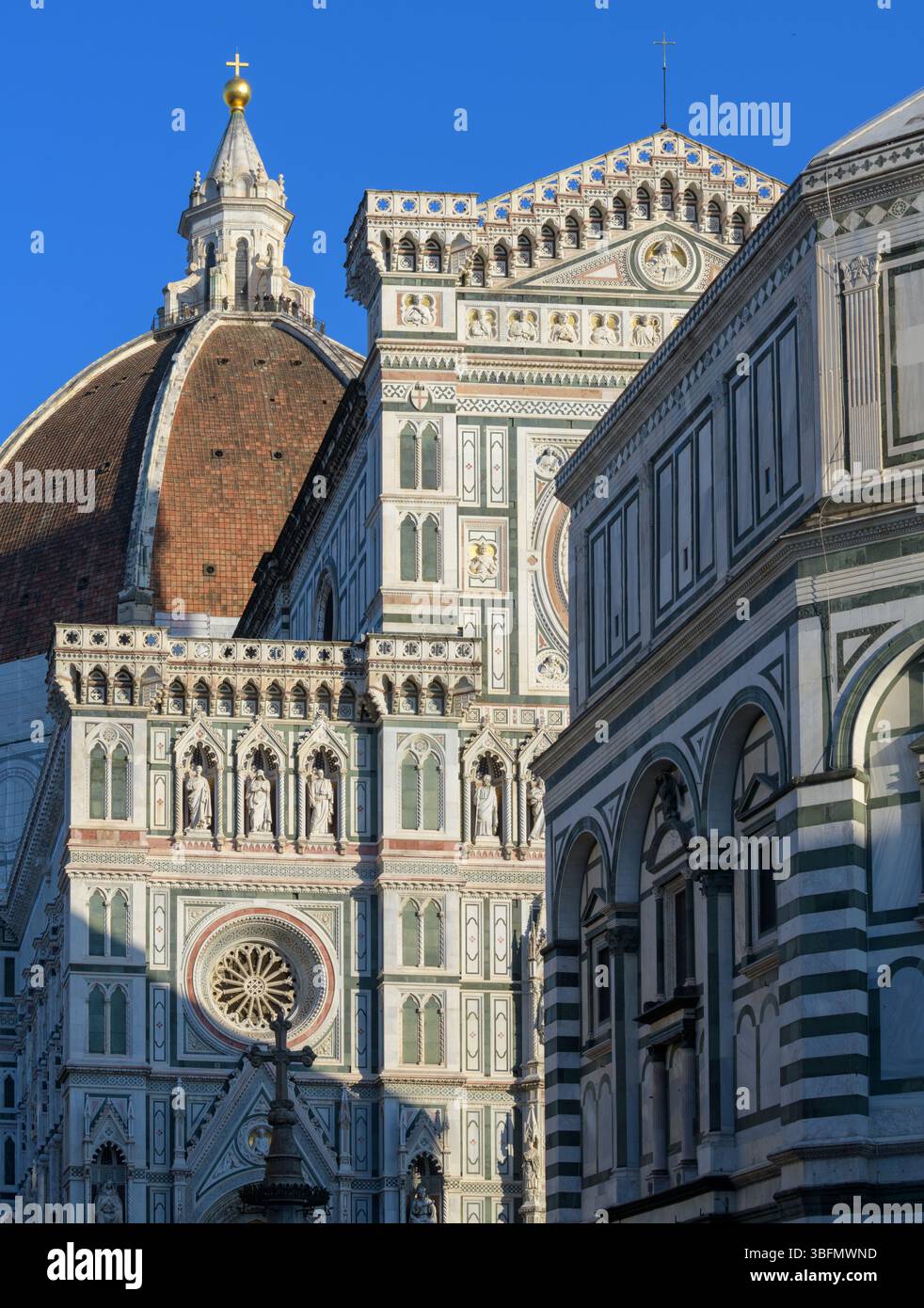 Domfassade und Kuppel mit dem Baptisterium von Florenz im Vordergrund, die reiche gotische und Renaissance-Architektur zeigt, Florenz, Italien. Stockfoto