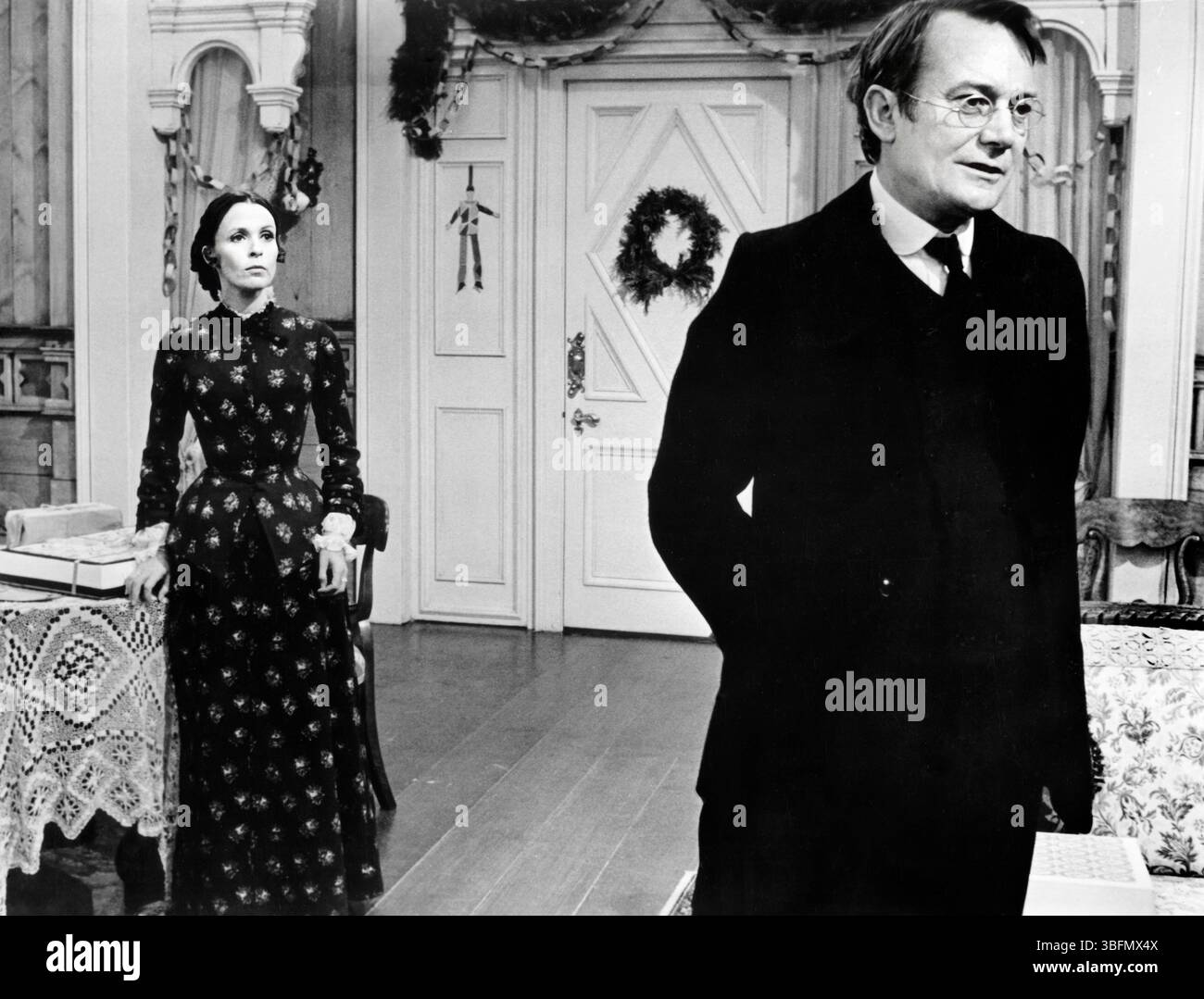 Clair Bloom, Denholm Elliott, am Set des Films „A Doll's House“, Regie: Patrick Garland, Anglo-EMI Film Distributors, Paramount Pictures, 1973 Stockfoto