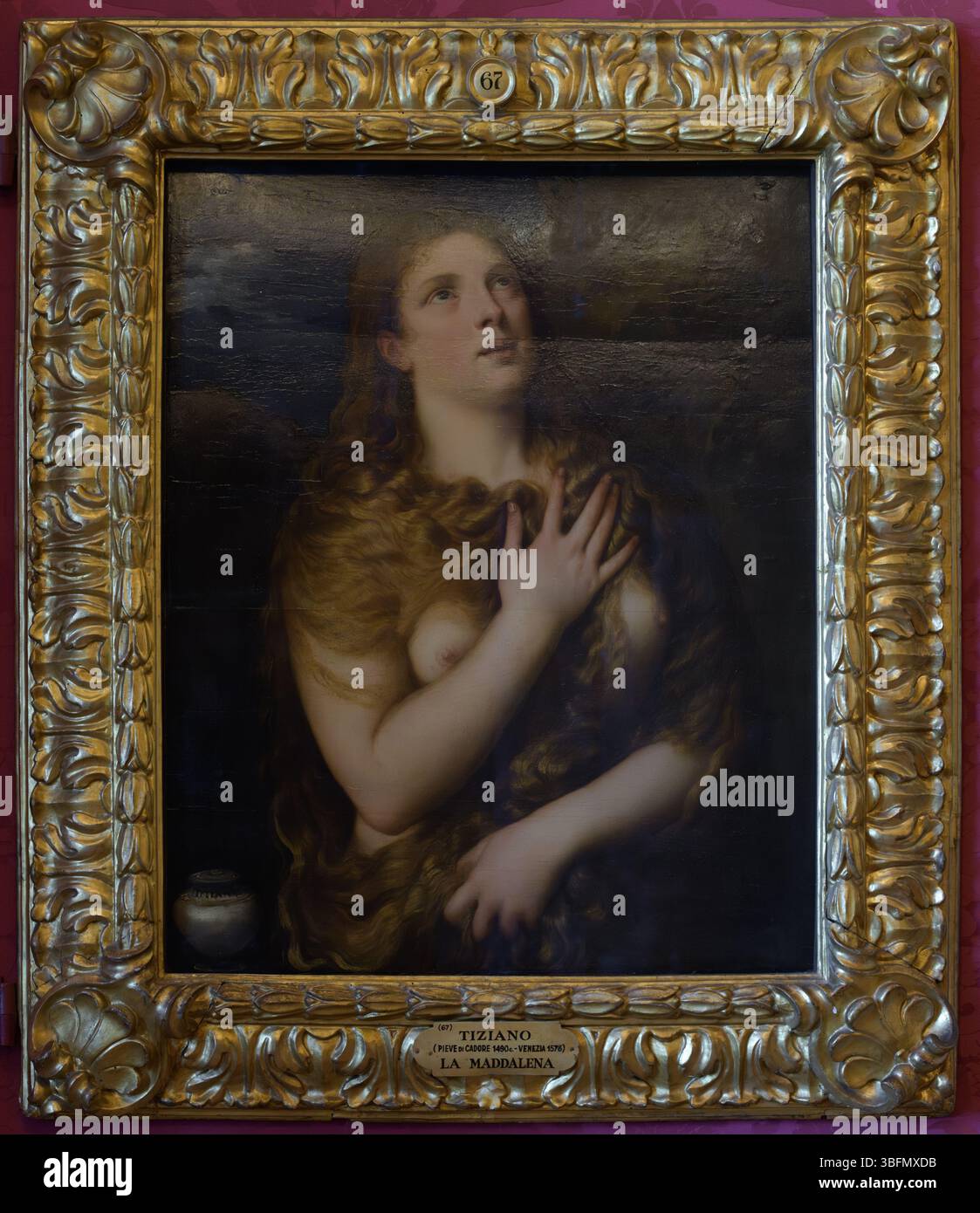 Tizian, Maria Magdalena in Buße mit Händen auf der Brust und langen Haaren, emotionales Barockporträt, um 1560, Palazzo Pitti, Florenz, Italien. Stockfoto