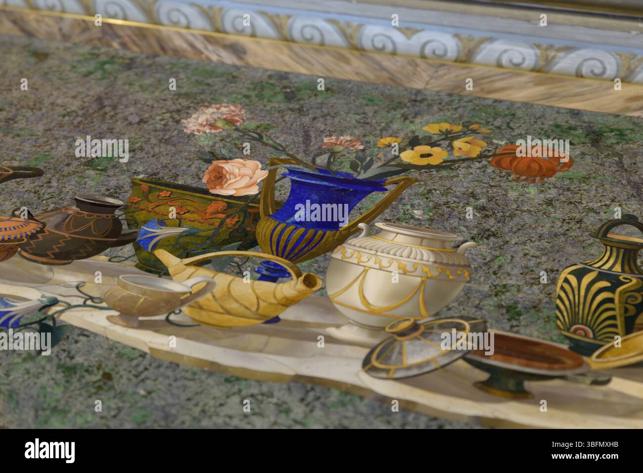 Nahaufnahme einer Pietra Dura Stillleben Platte aus eingelegten Halbedelsteinen, ausgestellt im Pitti Palast in Florenz, Italien. Stockfoto