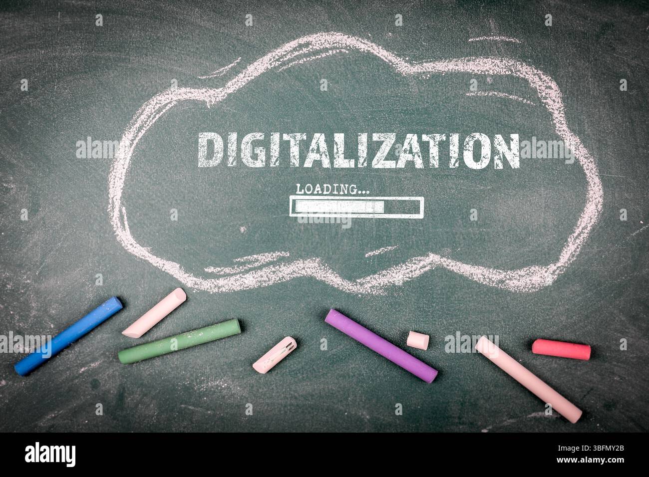 Digitalisierungskonzept mit auf Tafel gezeichnetem Ladebalken und bunten Kreidesticks. Stockfoto