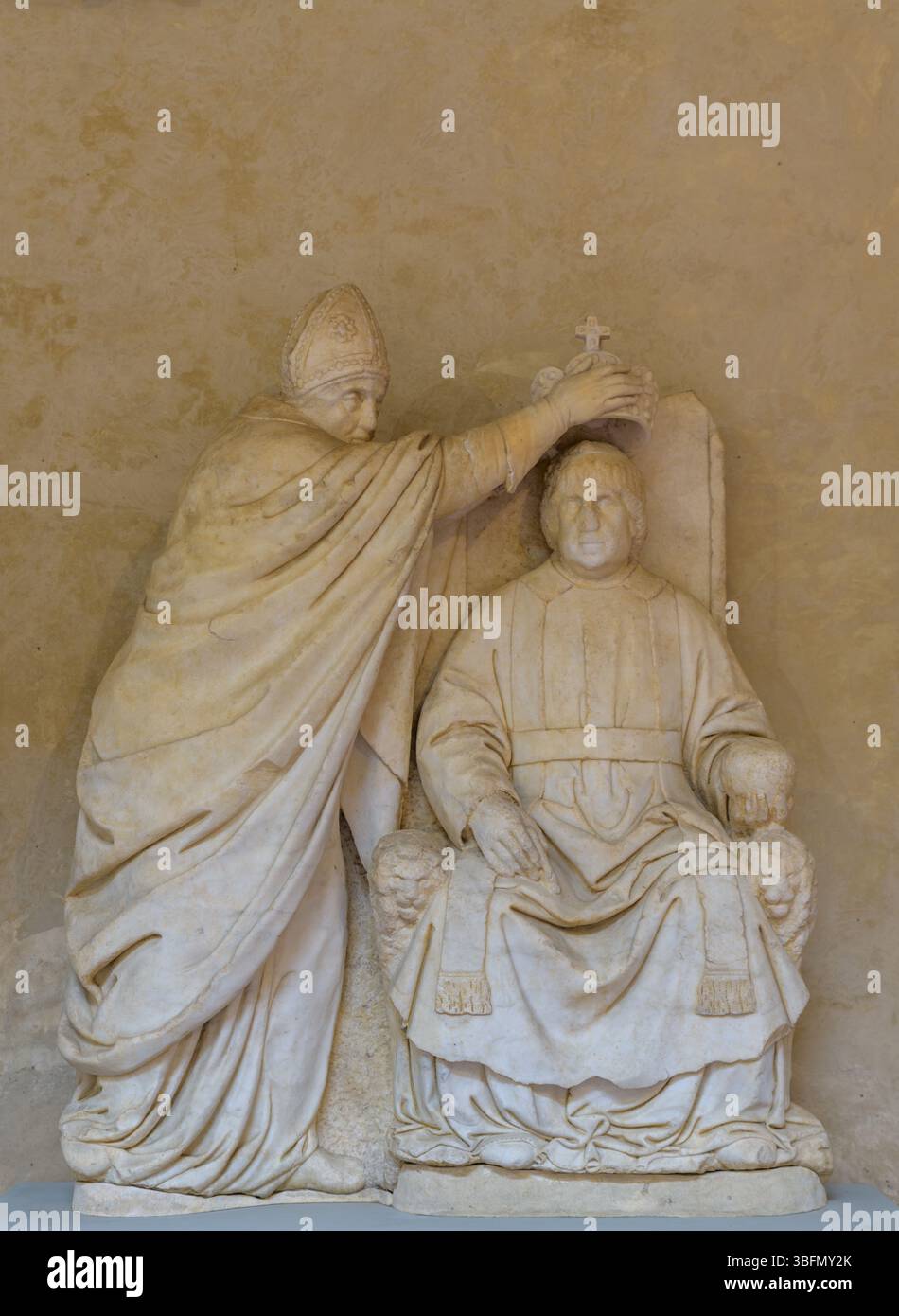 Skulpturenrelief von Benedetto da Maiano, das die Krönung Ferdinands I. zum König von Neapel um 1480 im Museo Nazionale del Bargello in Flore darstellt Stockfoto