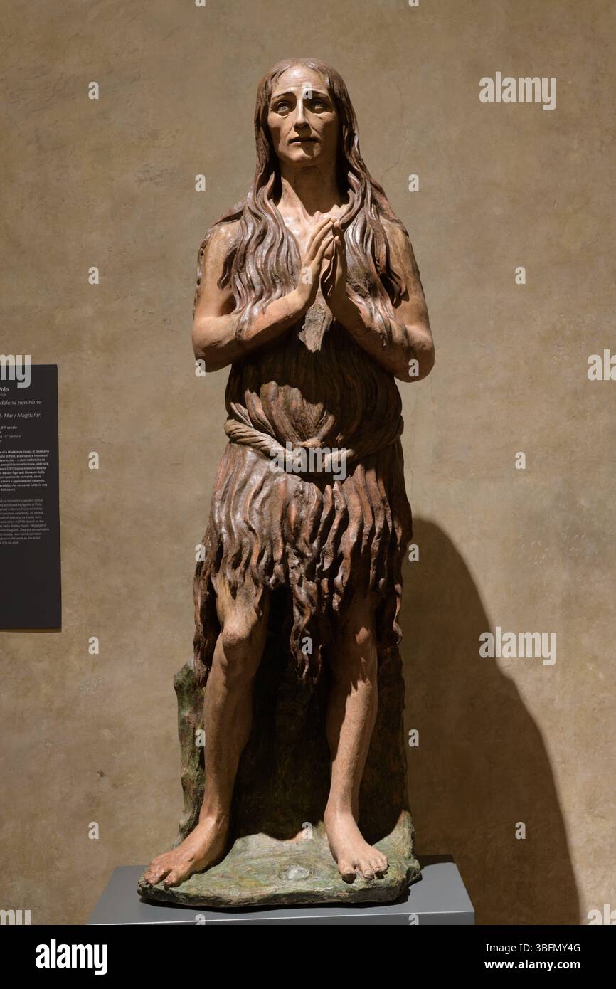 Polychrome Terrakotta-Statue der Buße Maria Magdalena von Angiolo di Polo, Anfang des 16. Jahrhunderts, inspiriert von Donatello, Florenz, Italien. Stockfoto