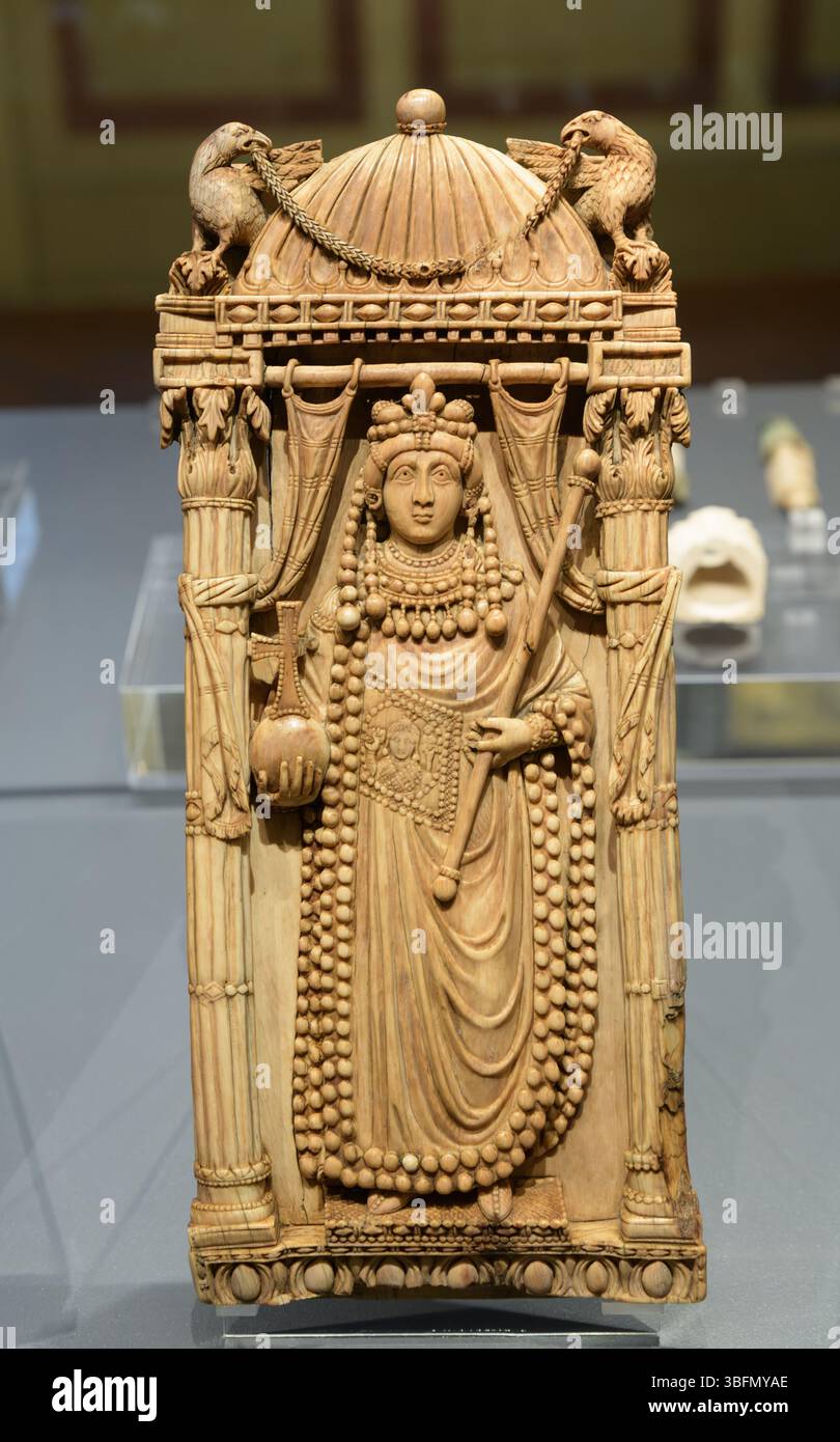 Elfenbeintafel aus einem Polyptychon, das möglicherweise Kaiserin Ariadne, Konstantinopel, Anfang des 6. Jahrhunderts, Museo Nazionale del Bargello, Florenz, Italien darstellt. Stockfoto