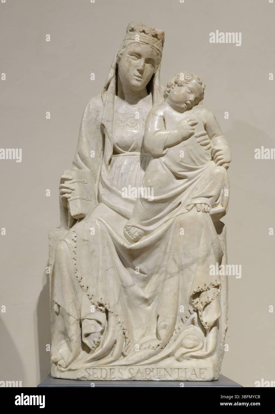 Marmorskulptur der Madonna und des Kindes (Sedes Sapientiae) von Tino di Camaino, 1321, ausgestellt im Bargello Museum, Florenz, Italien. Stockfoto