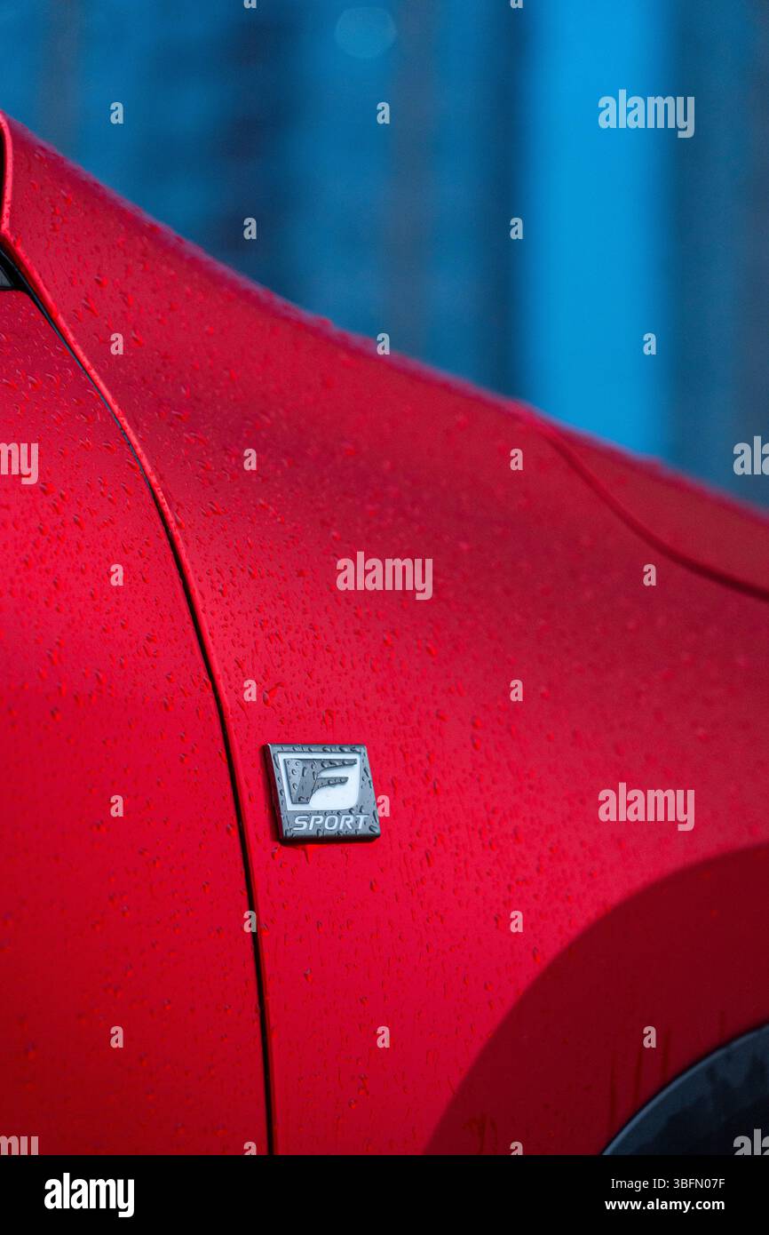 Bischkek, Kirgisistan - 12. Oktober 2024: Nahaufnahme des F Sport Emblems auf der Seite eines roten Lexus NX350 SUV mit Regentropfen auf der Farbe Stockfoto