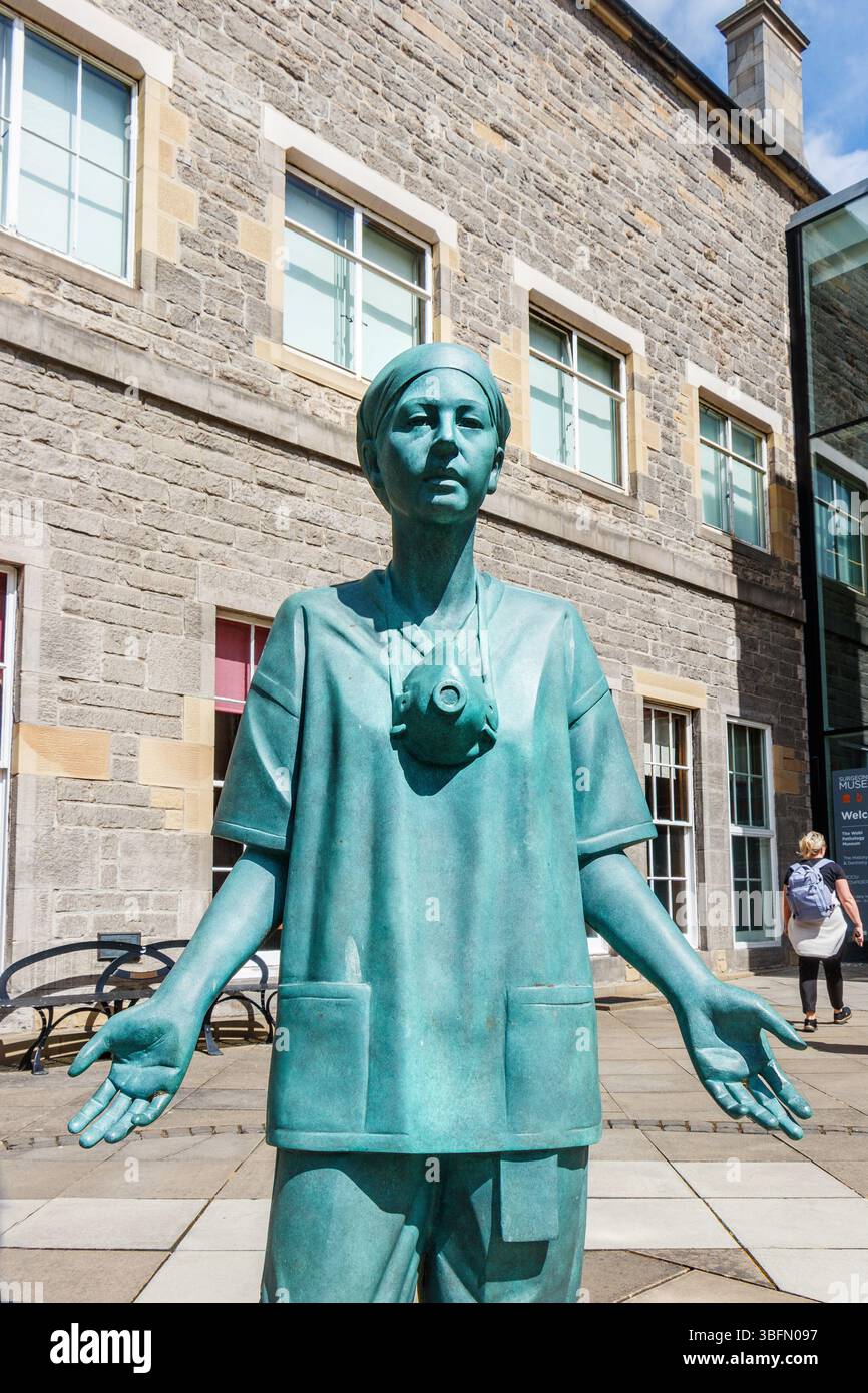Bronzestatue einer Krankenschwester vor dem Chirurgenmuseum edinburgh mit offenen Armen und einer Herzform auf der Brust Stockfoto
