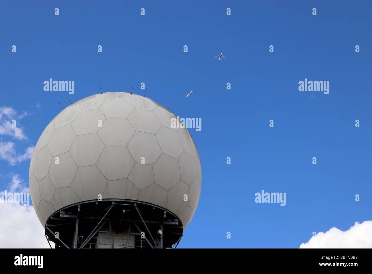 Zwei kommerzielle Flugzeuge sind Teil des Bovingdon Stacks, oberhalb des NATS - National Air Traffic Service Radome in Bovingdon, Hertfordshire. Stockfoto