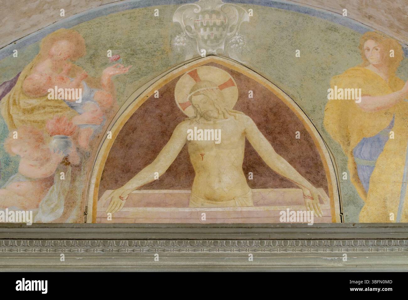 FRA Angelico, Fresko von Christus in Frömmigkeit flankiert von zwei Engeln, Lünette mit halblanger Christusfigur im Grab, Museo di San Marco, Florenz. Stockfoto FRA Angelico, Fresko von Christus in Frömmigkeit flankiert von zwei Engeln, Lünette mit halblanger Christusfigur im Grab, Museo di San Marco, Florenz. Stockfoto