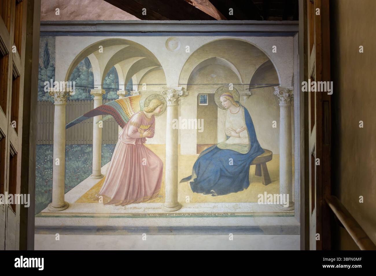FRA Angelico, Fresko der Verkündigung im Flur des Klosters San Marco in Florenz, gemalt 1442–1443, zeigt Gabriel und Maria unter einer Arkade. Stockfoto FRA Angelico, Fresko der Verkündigung im Flur des Klosters San Marco in Florenz, gemalt 1442–1443, zeigt Gabriel und Maria unter einer Arkade. Stockfoto