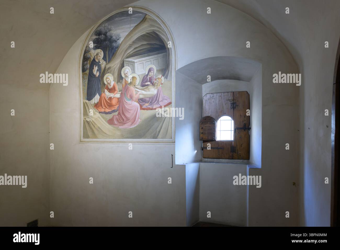 Fresko von Fra Angelico, das die Klage über den toten Christus zeigt, gemalt an einer Wand im Kloster San Marco, Florenz, 15. Jahrhundert. Stockfoto Fresko von Fra Angelico, das die Klage über den toten Christus zeigt, gemalt an einer Wand im Kloster San Marco, Florenz, 15. Jahrhundert. Stockfoto
