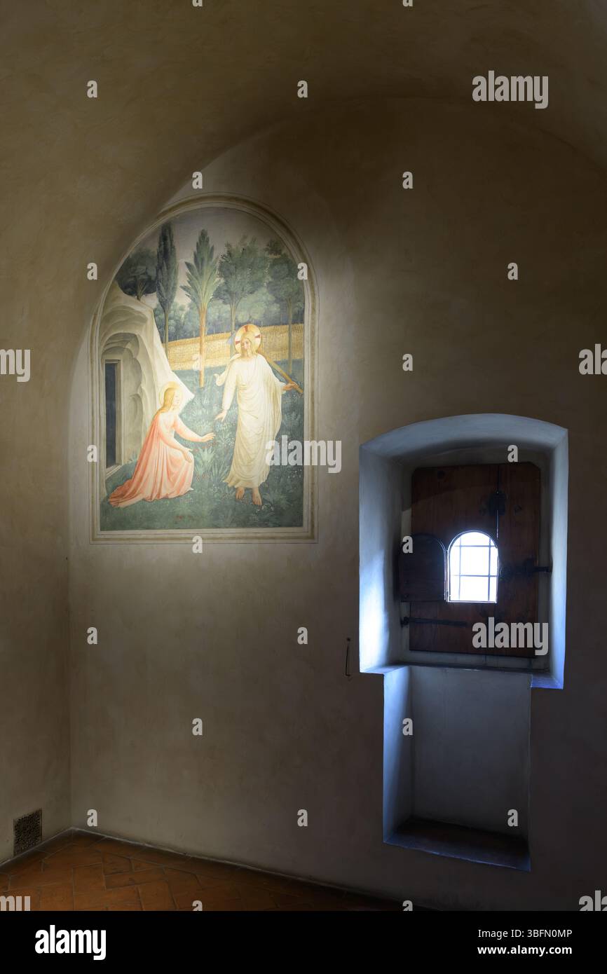 Fresko von Fra Angelico, das Christus darstellt, der Maria Magdalena nach der Auferstehung erscheint. Gelegen in San Marco, Florenz, bemalt um 1440. Stockfoto Fresko von Fra Angelico, das Christus darstellt, der Maria Magdalena nach der Auferstehung erscheint. Gelegen in San Marco, Florenz, bemalt um 1440. Stockfoto