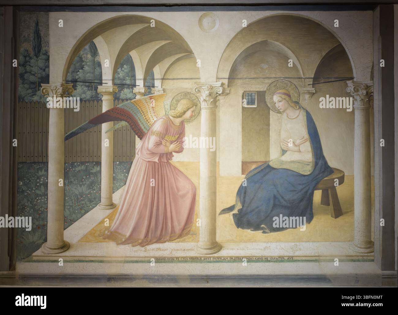 FRA Angelico, Fresko der Verkündigung im Flur des Klosters San Marco in Florenz, gemalt 1442–1443, zeigt Gabriel und Maria. Stockfoto FRA Angelico, Fresko der Verkündigung im Flur des Klosters San Marco in Florenz, gemalt 1442–1443, zeigt Gabriel und Maria. Stockfoto
