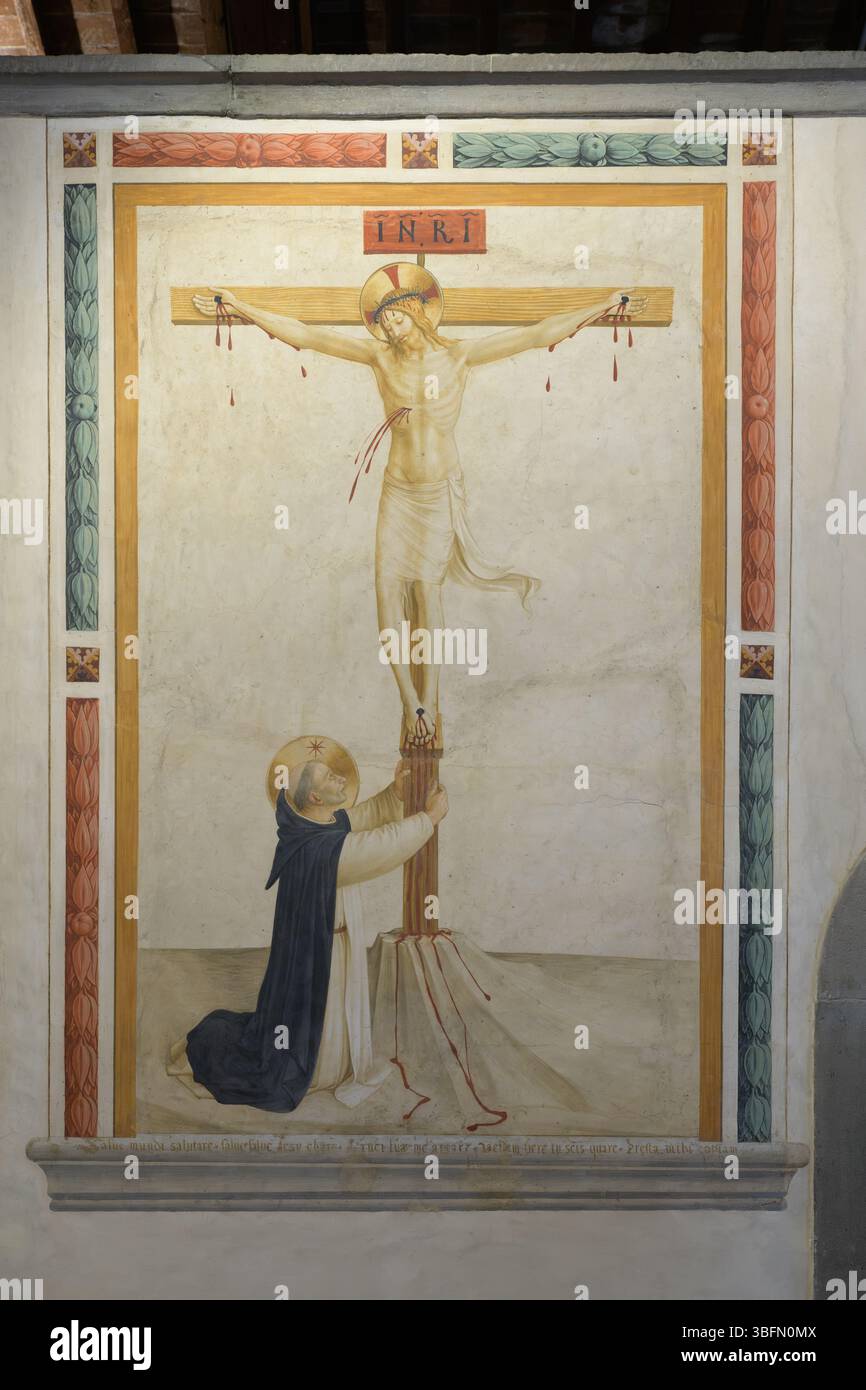 Fresko von Fra Angelico, das den Heiligen Dominikus vor dem Gekreuzigten zeigt. Das Hotel befindet sich im Kloster San Marco, Florenz, das um 1442 gemalt wurde. Stockfoto Fresko von Fra Angelico, das den Heiligen Dominikus vor dem Gekreuzigten zeigt. Das Hotel befindet sich im Kloster San Marco, Florenz, das um 1442 gemalt wurde. Stockfoto