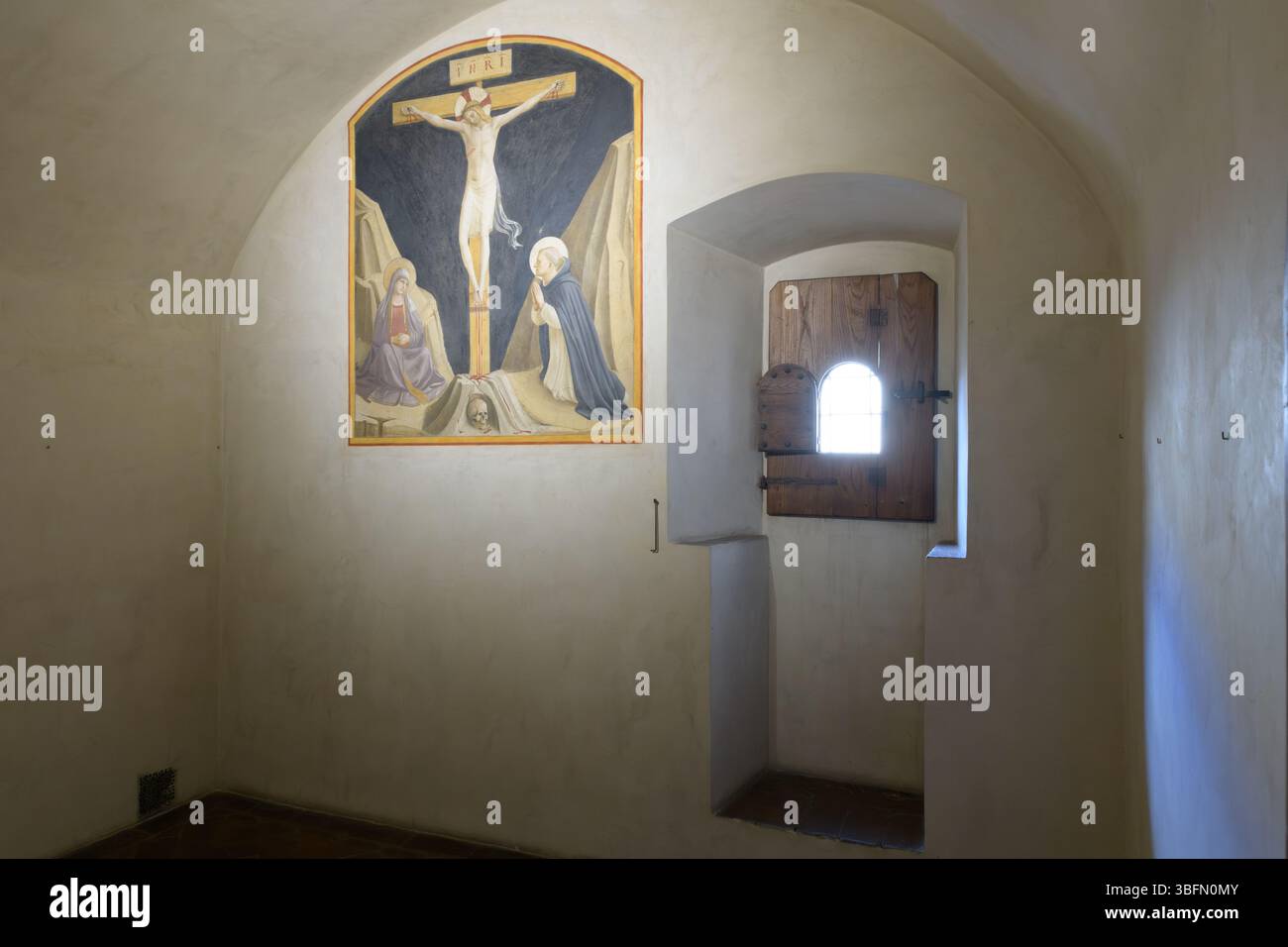 Fresko von Fra Angelico, das die Kreuzigung mit der Jungfrau Maria, dem Heiligen Johannes und dem Heiligen Dominikus darstellt. In einer Klosterzelle in San Marco, Florenc Stockfoto Fresko von Fra Angelico, das die Kreuzigung mit der Jungfrau Maria, dem Heiligen Johannes und dem Heiligen Dominikus darstellt. In einer Klosterzelle in San Marco, Florenc Stockfoto