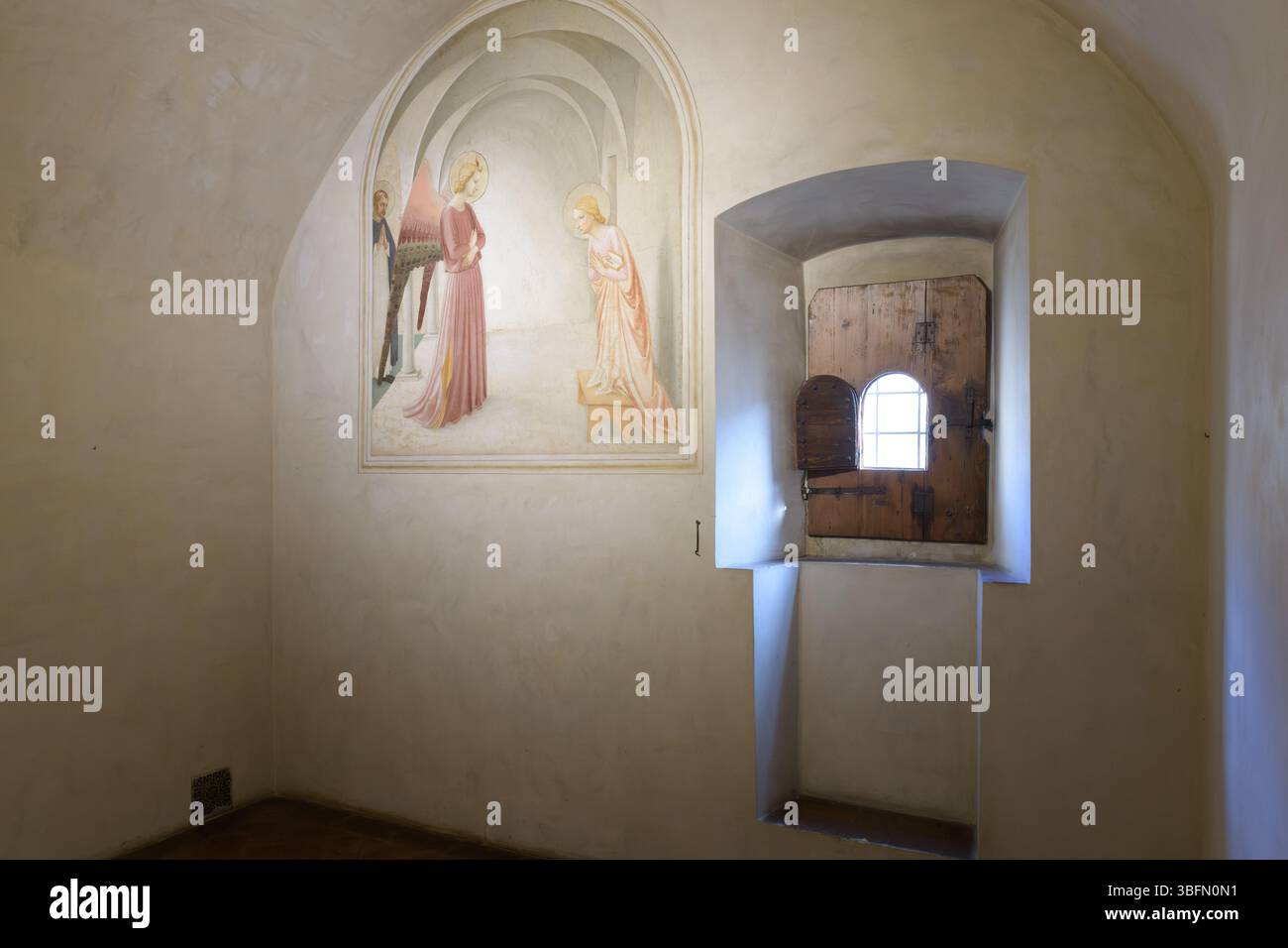 FRA Angelico's Fresko der Verkündigung in Zelle 3 von San Marco, Florenz, zeigt den Engel Gabriel, der die Jungfrau Maria begrüßt. Stockfoto FRA Angelico's Fresko der Verkündigung in Zelle 3 von San Marco, Florenz, zeigt den Engel Gabriel, der die Jungfrau Maria begrüßt. Stockfoto