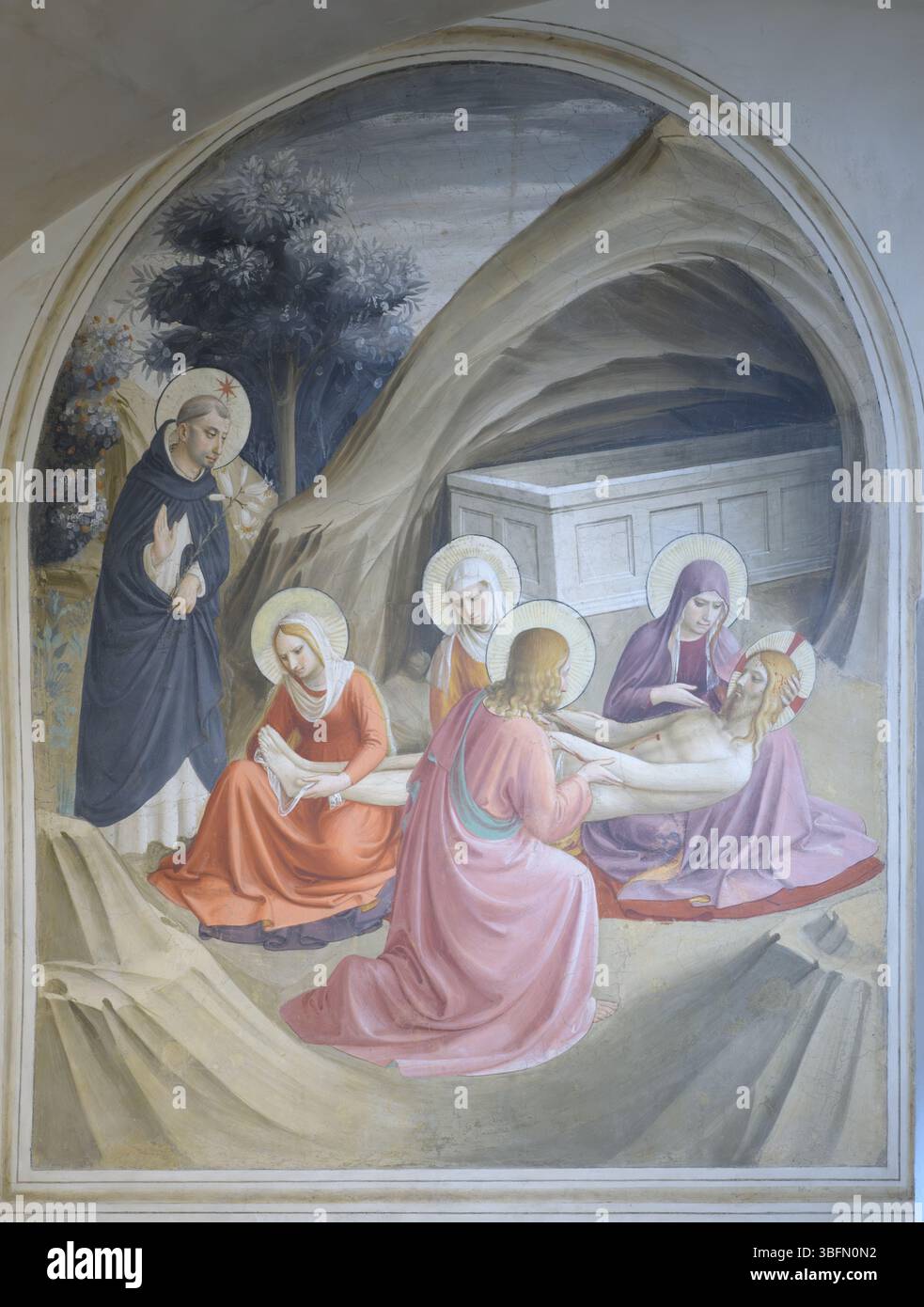 Fresko von Fra Angelico, das die Klage über den toten Christus zeigt, gemalt an einer Wand im Kloster San Marco, Florenz, 15. Jahrhundert. Stockfoto Fresko von Fra Angelico, das die Klage über den toten Christus zeigt, gemalt an einer Wand im Kloster San Marco, Florenz, 15. Jahrhundert. Stockfoto