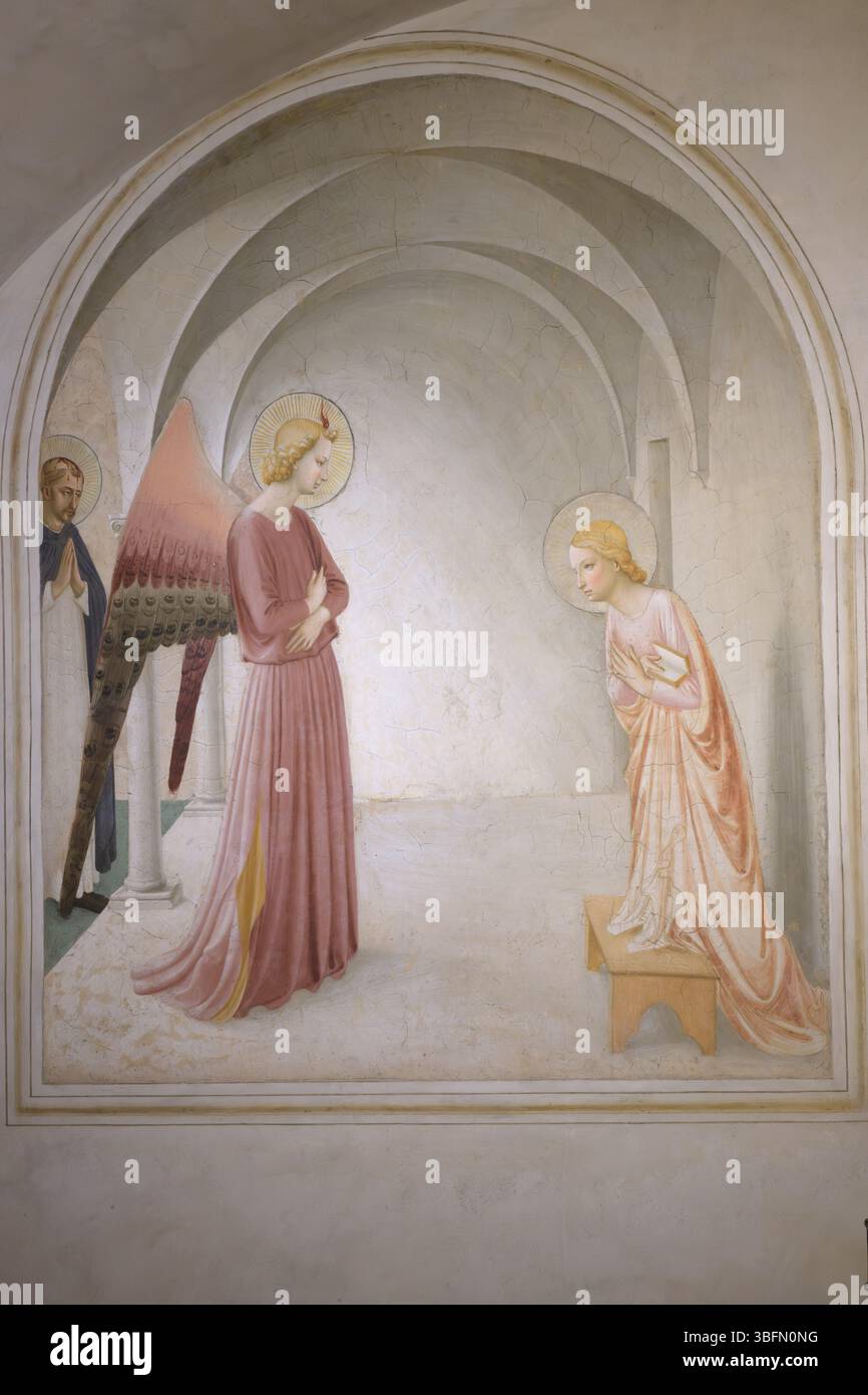 FRA Angelico's Fresko der Verkündigung in Zelle 3 von San Marco, Florenz, zeigt den Engel Gabriel, der die Jungfrau Maria in einem ruhigen Inneren begrüßt. Stockfoto FRA Angelico's Fresko der Verkündigung in Zelle 3 von San Marco, Florenz, zeigt den Engel Gabriel, der die Jungfrau Maria in einem ruhigen Inneren begrüßt. Stockfoto