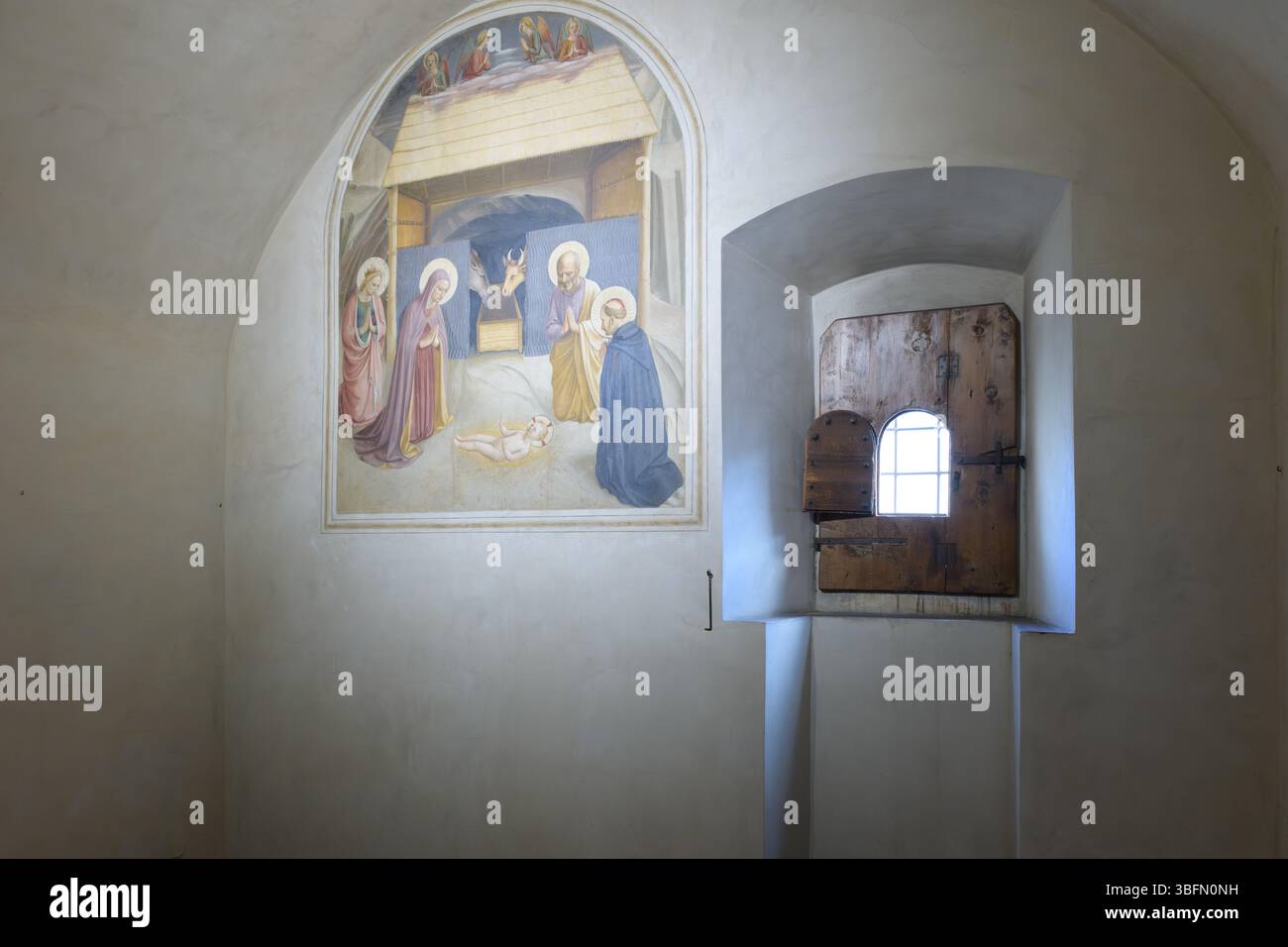 Fresko von Fra Angelico in Zelle 5 des San Marco Klosters in Florenz, die die Geburt Christi mit der Jungfrau Maria, dem heiligen Joseph und Ange darstellt Stockfoto Fresko von Fra Angelico in Zelle 5 des San Marco Klosters in Florenz, die die Geburt Christi mit der Jungfrau Maria, dem heiligen Joseph und Ange darstellt Stockfoto