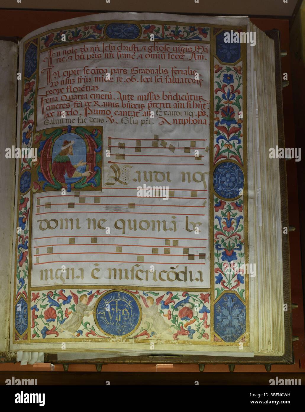 Beleuchtetes Chorbuch mit verzierten Initialen, Notenschrift und floralen Borten, Renaissance-Manuskript aus der Klosterbibliothek San Marco, Florenc Stockfoto Beleuchtetes Chorbuch mit verzierten Initialen, Notenschrift und floralen Borten, Renaissance-Manuskript aus der Klosterbibliothek San Marco, Florenc Stockfoto