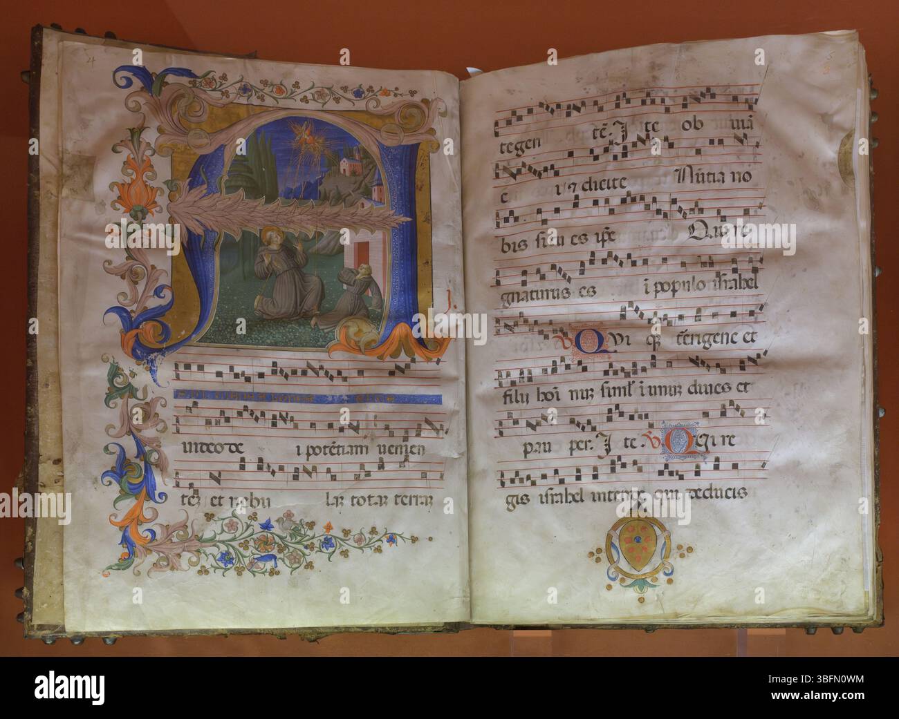 Renaissance-beleuchtetes Chorbuch mit dem Heiligen Franziskus, der die Stigmata, die kunstvollen Initialen und die Notation erhält, aus der Bibliothek San Marco, Florenz, Stockfoto