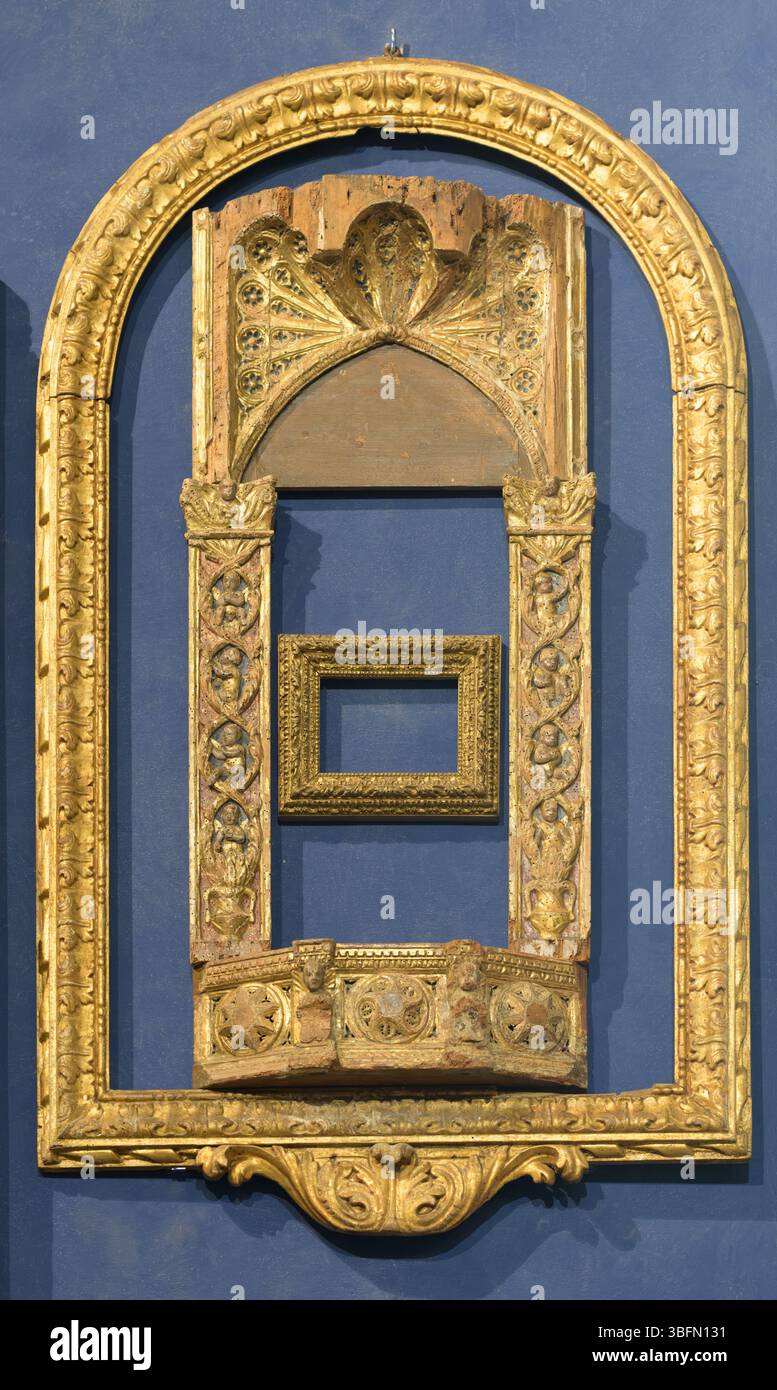 Zusammengesetzte Ausstellung von antik vergoldeten Rahmen mit geschnitzten Engeln, geometrischen Motiven und pflanzlichen Schriftrollen aus dem Museo Stefano Bardini, Florenz, Italien. Stockfoto