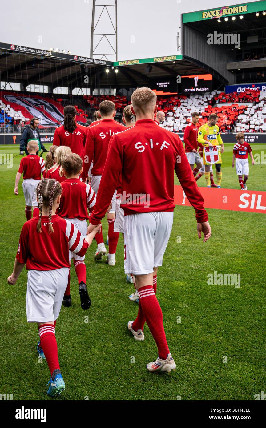 Herning, Dänemark. Mai 2025. Die Spieler von Silkeborg IF treten in das Feld für das Oddset Cup Finale zwischen dem FC Kopenhagen und Silkeborg IF in der MCH Arena in Herning ein. Stockfoto