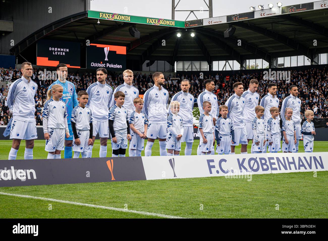 Herning, Dänemark. Mai 2025. Die Spieler des FC Kopenhagen stehen für das Oddset Cup Finale zwischen dem FC Kopenhagen und Silkeborg IF in der MCH Arena in Herning an. Stockfoto
