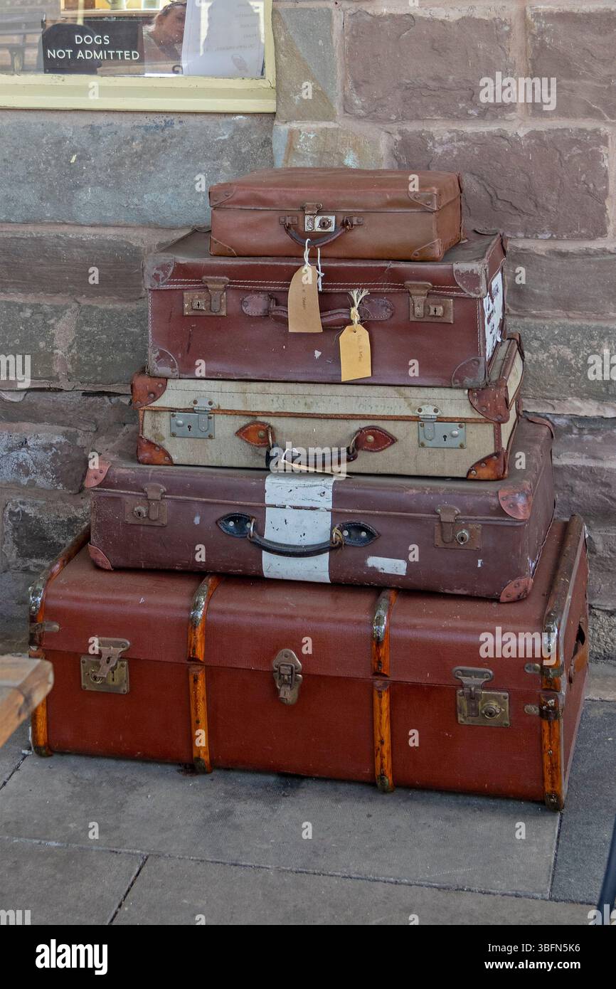 Alte Koffer, Bahnhof, Winchcombe, die Cotswolds, England, Großbritannien Stockfoto