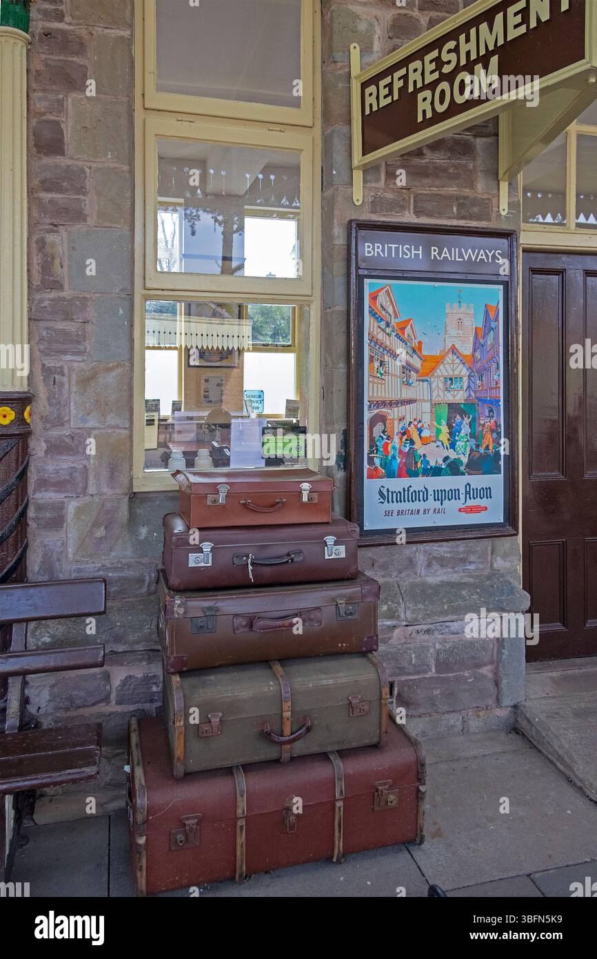 Alte Koffer, Bahnhof, Winchcombe, die Cotswolds, England, Großbritannien Stockfoto