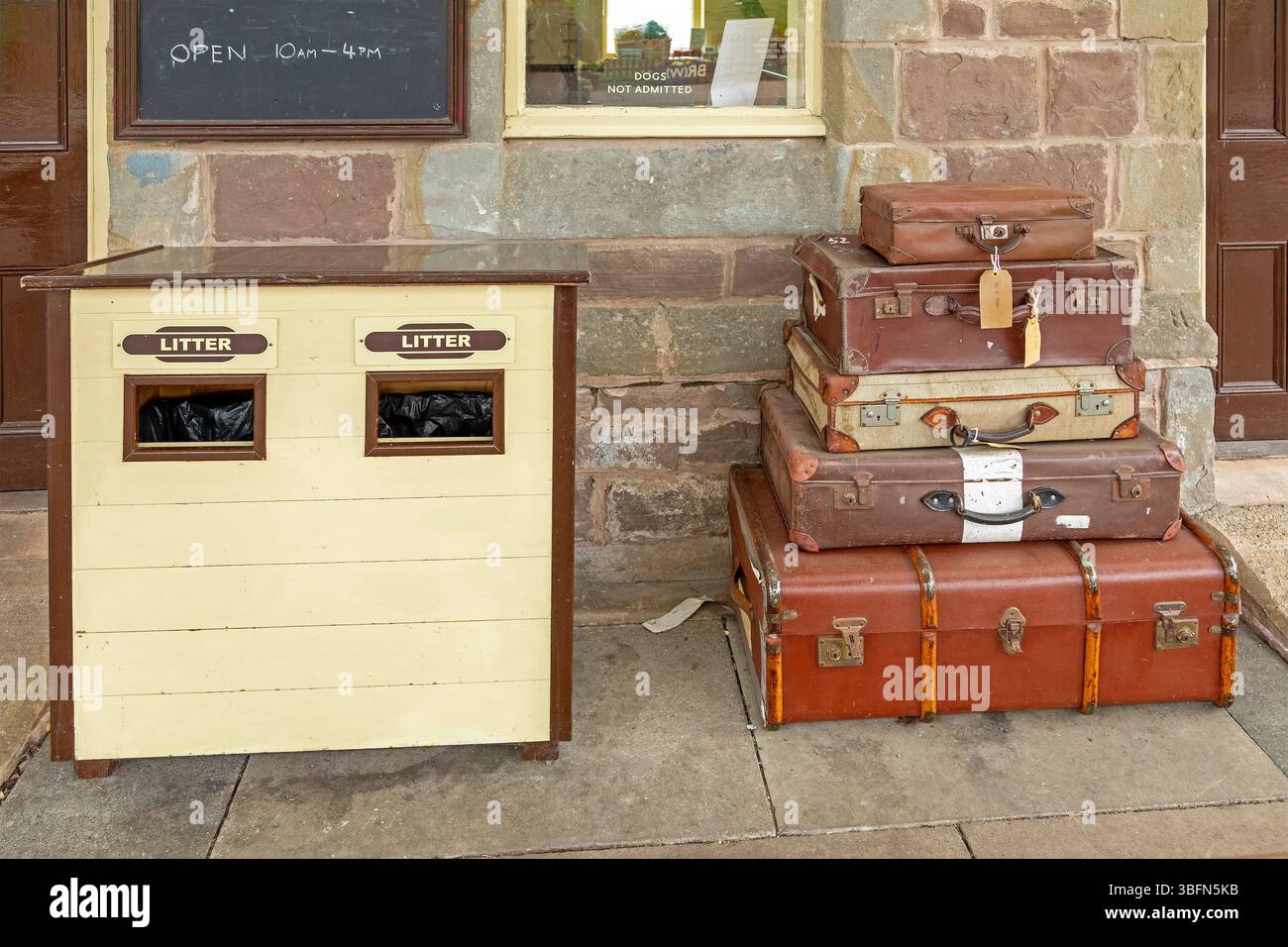 Alte Koffer, Bahnhof, Winchcombe, die Cotswolds, England, Großbritannien Stockfoto