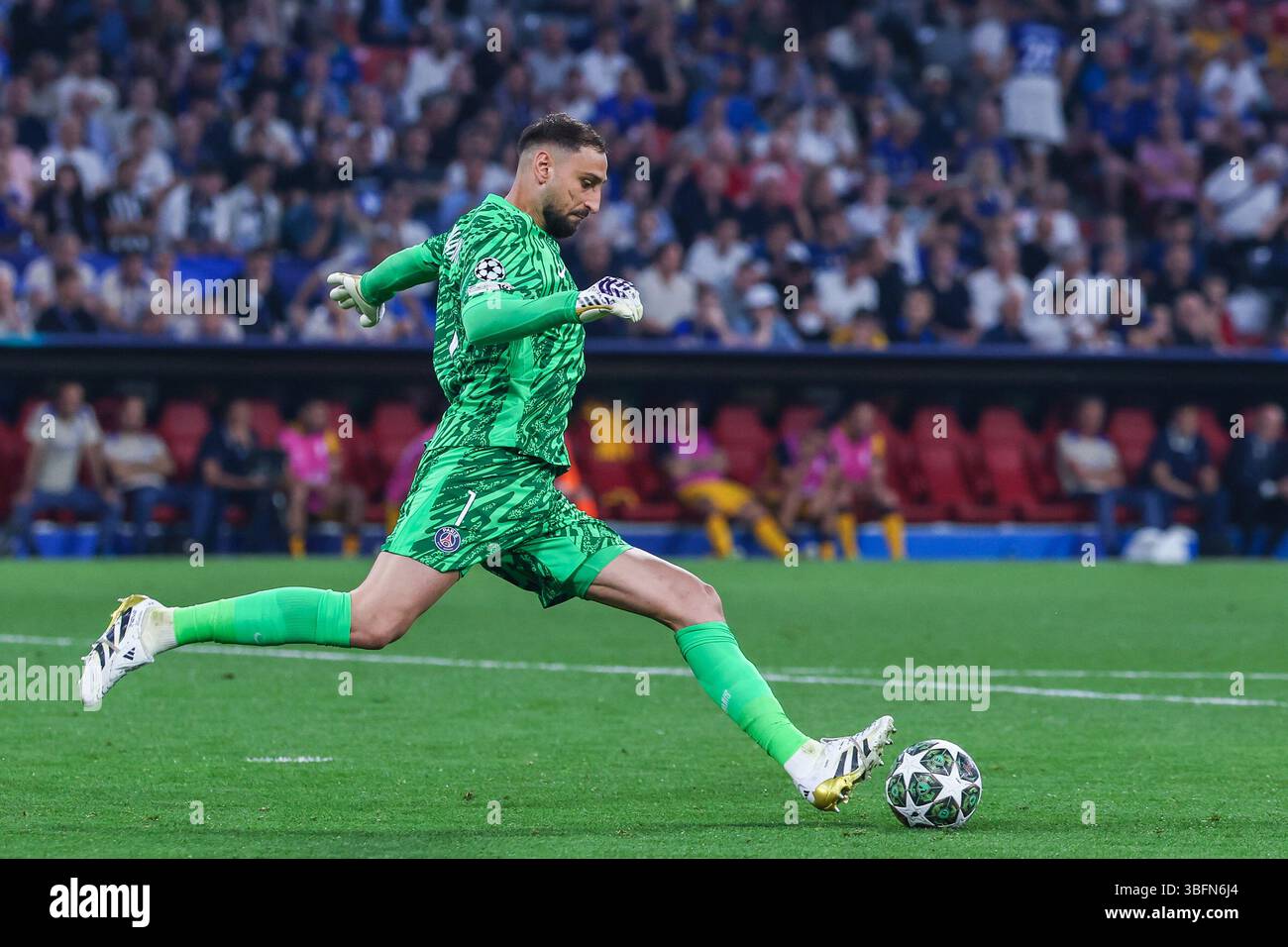 Gianluigi Donnarumma vom FC Paris Saint-Germain wurde während des Fußballspiels der UEFA Champions League 2024/25 zwischen Paris Saint-Germain FC und dem FC Internazionale in der Münchener Fußballarena gezeigt Stockfoto