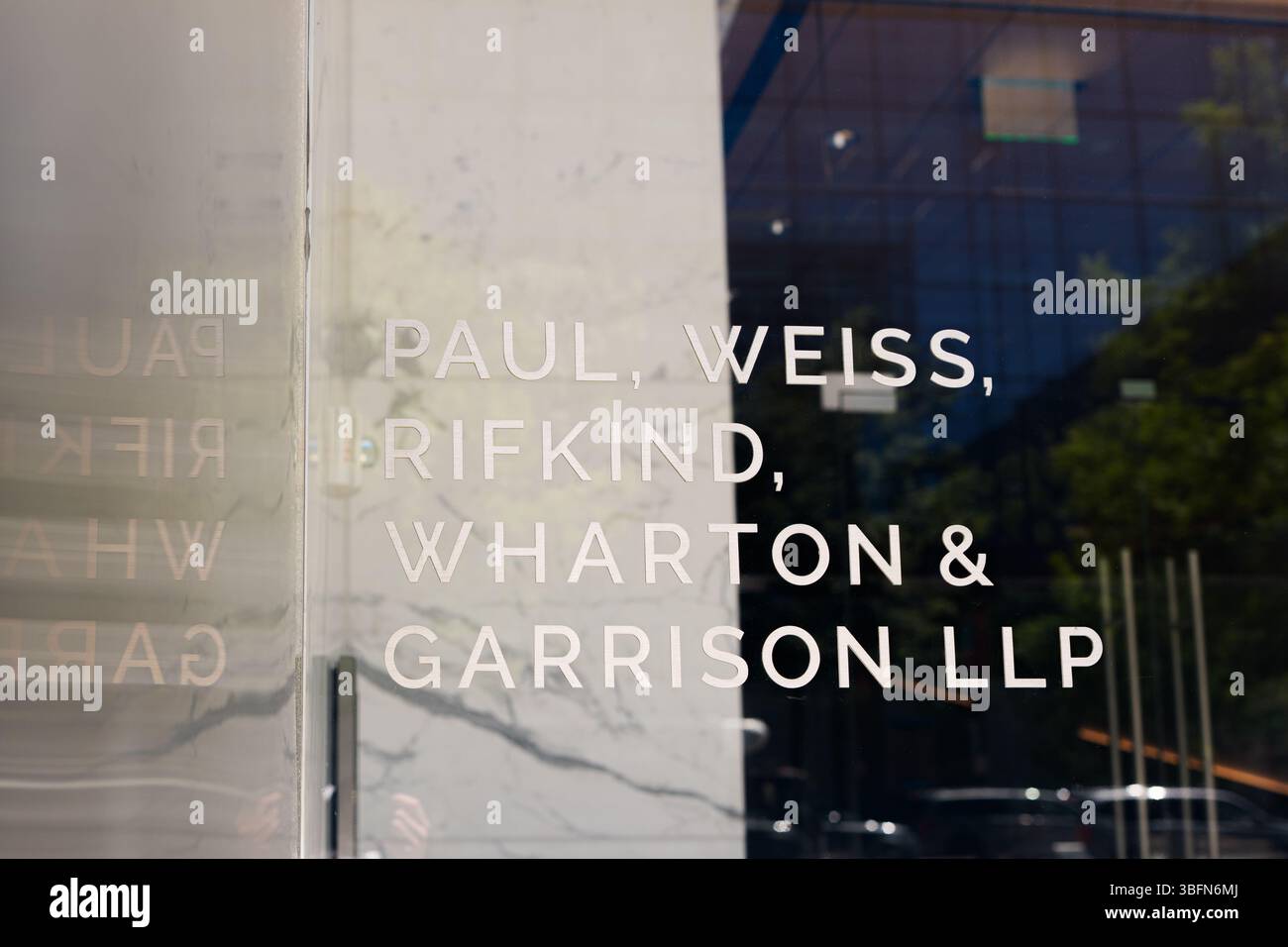 Washington, Usa. Juni 2025. Die Kanzlei Paul, Weiss, Rifkind, Wharton & Garrison LLP ist am Montag, den 2. Juni 2025 in Washington DC vertreten. Die Trump-Regierung hat Anwaltskanzleien erlassen, die sich vor Gericht gegen ihn ausgesprochen haben, und damit die Sicherheitsfreigaben und lukrativen Regierungsverträge der Unternehmen bedroht. (Foto: Aaron Schwartz/SIPA USA) Credit: SIPA USA/Alamy Live News Stockfoto